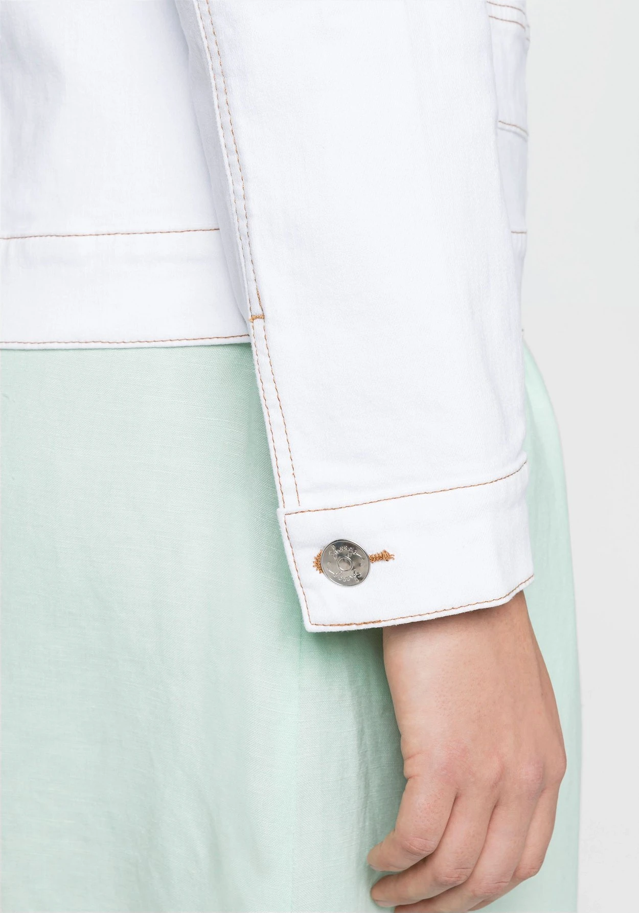 Sheego Jeansjacke Mit Kontrastnähten, In Verkürzter Form 7 Sheego Jeansjacke Mit Kontrastnähten, In Verkürzter Form – Bild 5