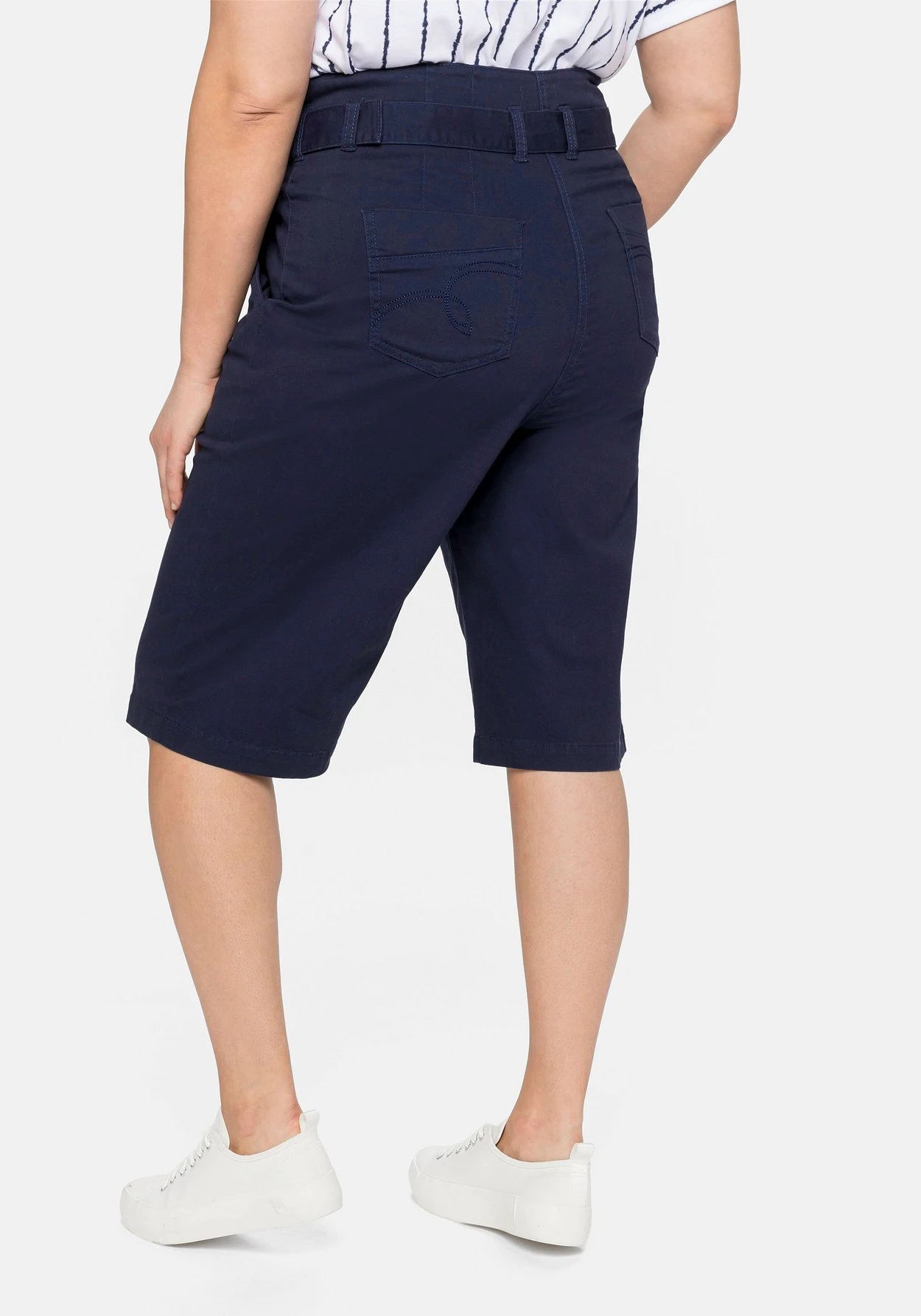 Sheego Twill-Bermudas Mit High-Waist-Bund Und Gürtel 5 Sheego Twill-Bermudas Mit High-Waist-Bund Und Gürtel – Bild 3