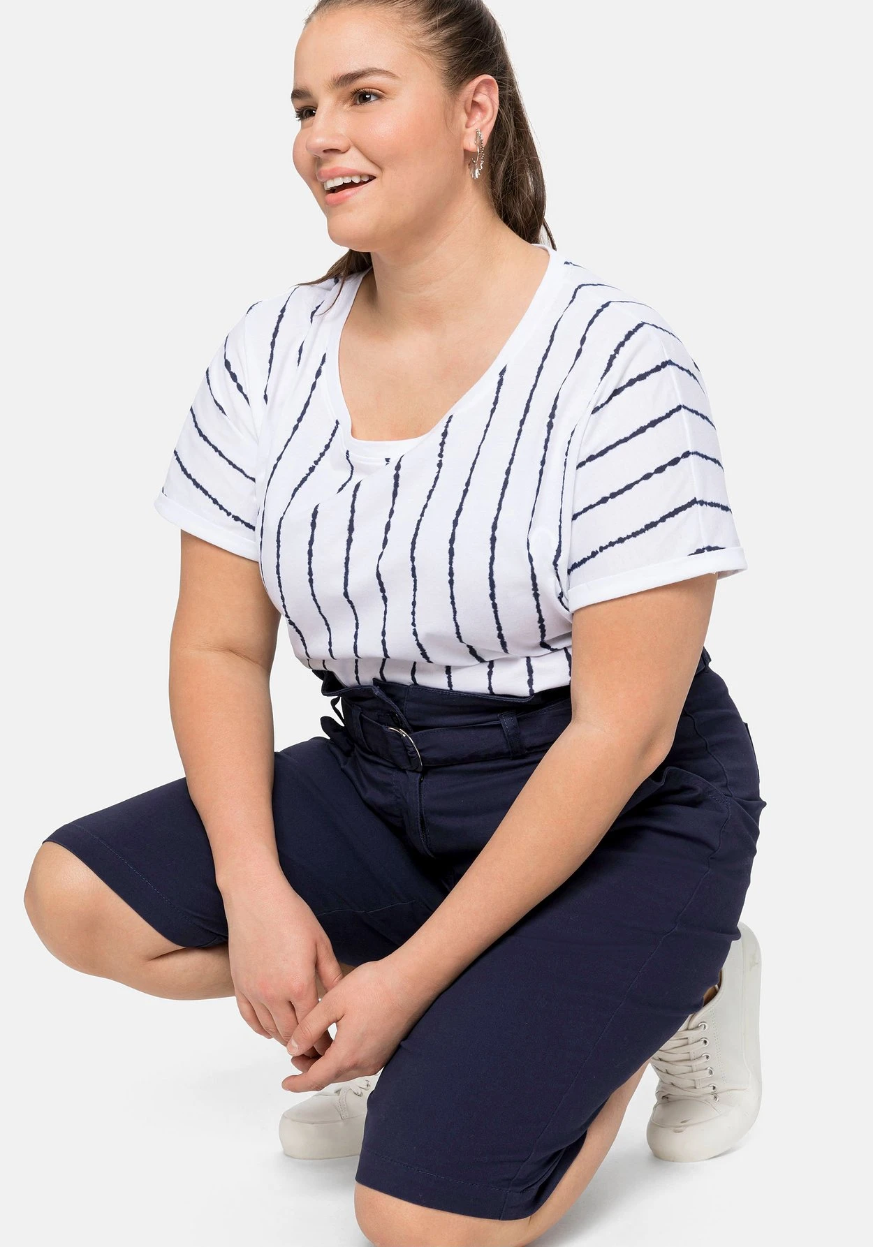 Sheego Twill-Bermudas Mit High-Waist-Bund Und Gürtel 10 Sheego Twill-Bermudas Mit High-Waist-Bund Und Gürtel – Bild 8