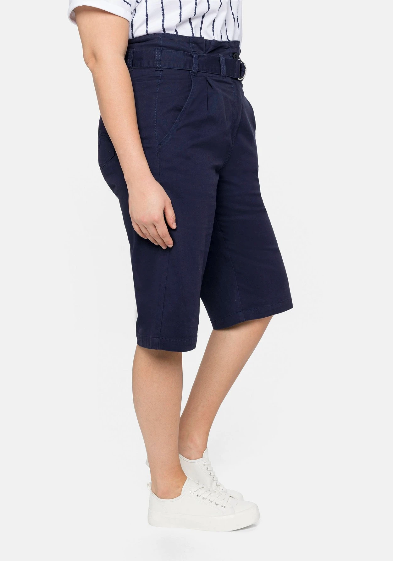 Sheego Twill-Bermudas Mit High-Waist-Bund Und Gürtel 4 Sheego Twill-Bermudas Mit High-Waist-Bund Und Gürtel – Bild 2