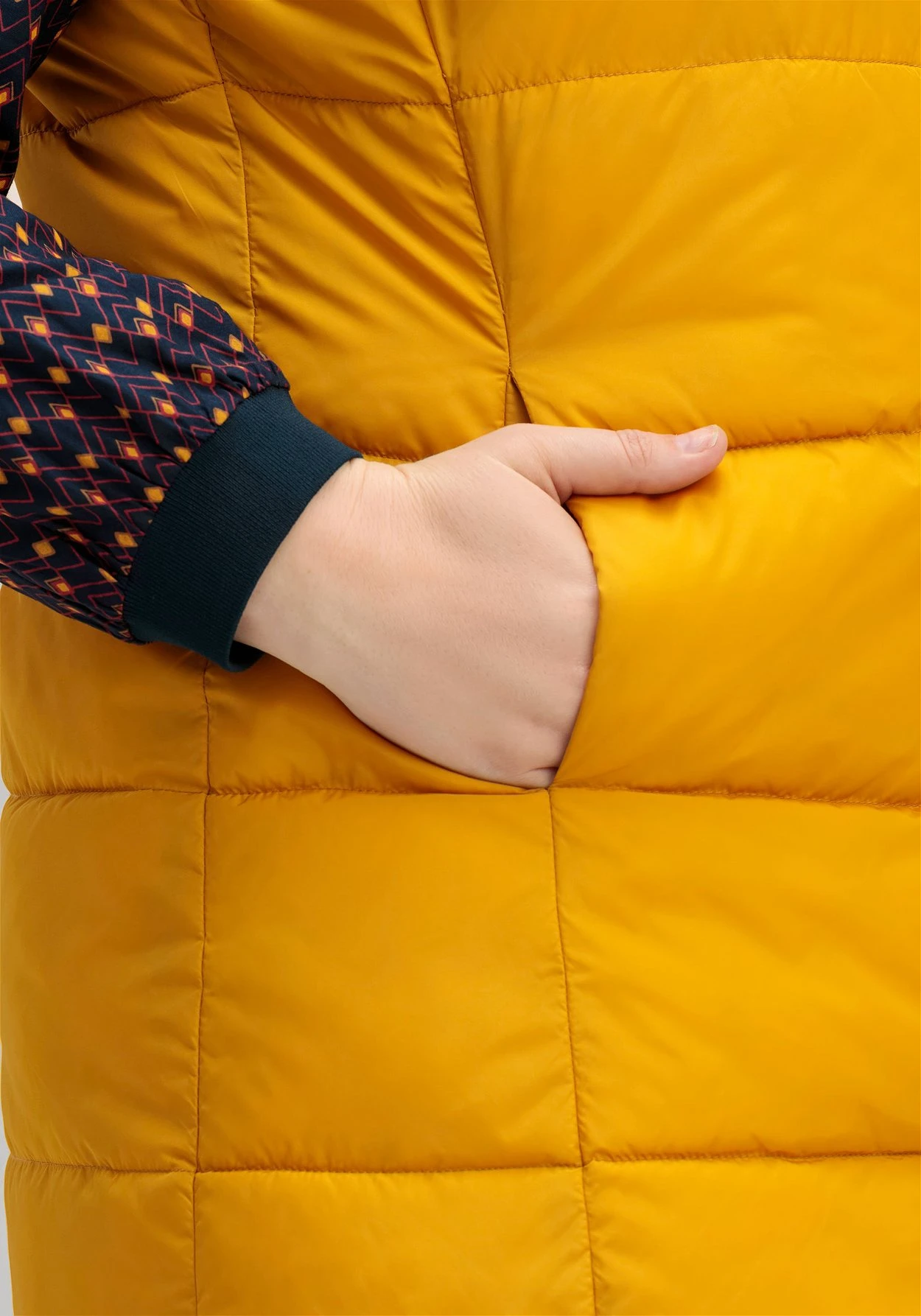 Sheego Steppweste In A-Linie, Mit Kapuze Und 2-Wege-Zipper 7 Sheego Steppweste In A-Linie, Mit Kapuze Und 2-Wege-Zipper – Bild 5