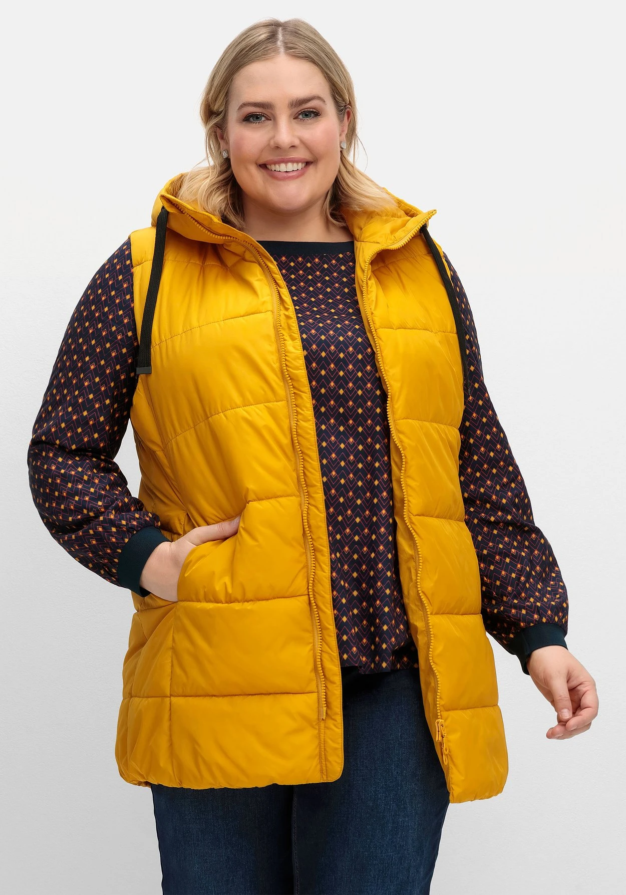 Sheego Steppweste In A-Linie, Mit Kapuze Und 2-Wege-Zipper 3 Sheego Steppweste In A-Linie, Mit Kapuze Und 2-Wege-Zipper