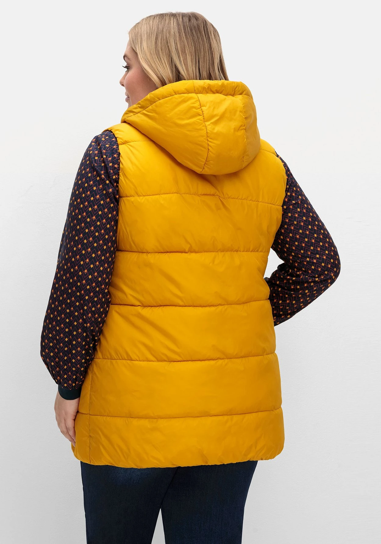 Sheego Steppweste In A-Linie, Mit Kapuze Und 2-Wege-Zipper 4 Sheego Steppweste In A-Linie, Mit Kapuze Und 2-Wege-Zipper – Bild 2