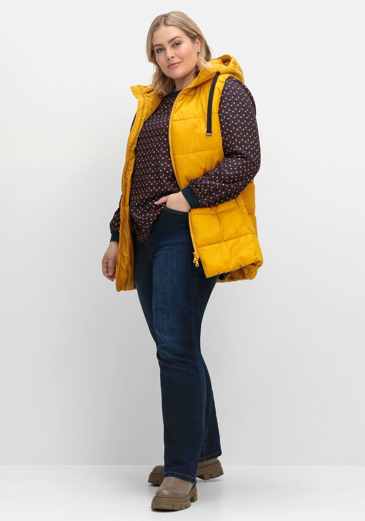 Sheego Steppweste In A-Linie, Mit Kapuze Und 2-Wege-Zipper 6 Sheego Steppweste In A-Linie, Mit Kapuze Und 2-Wege-Zipper – Bild 4