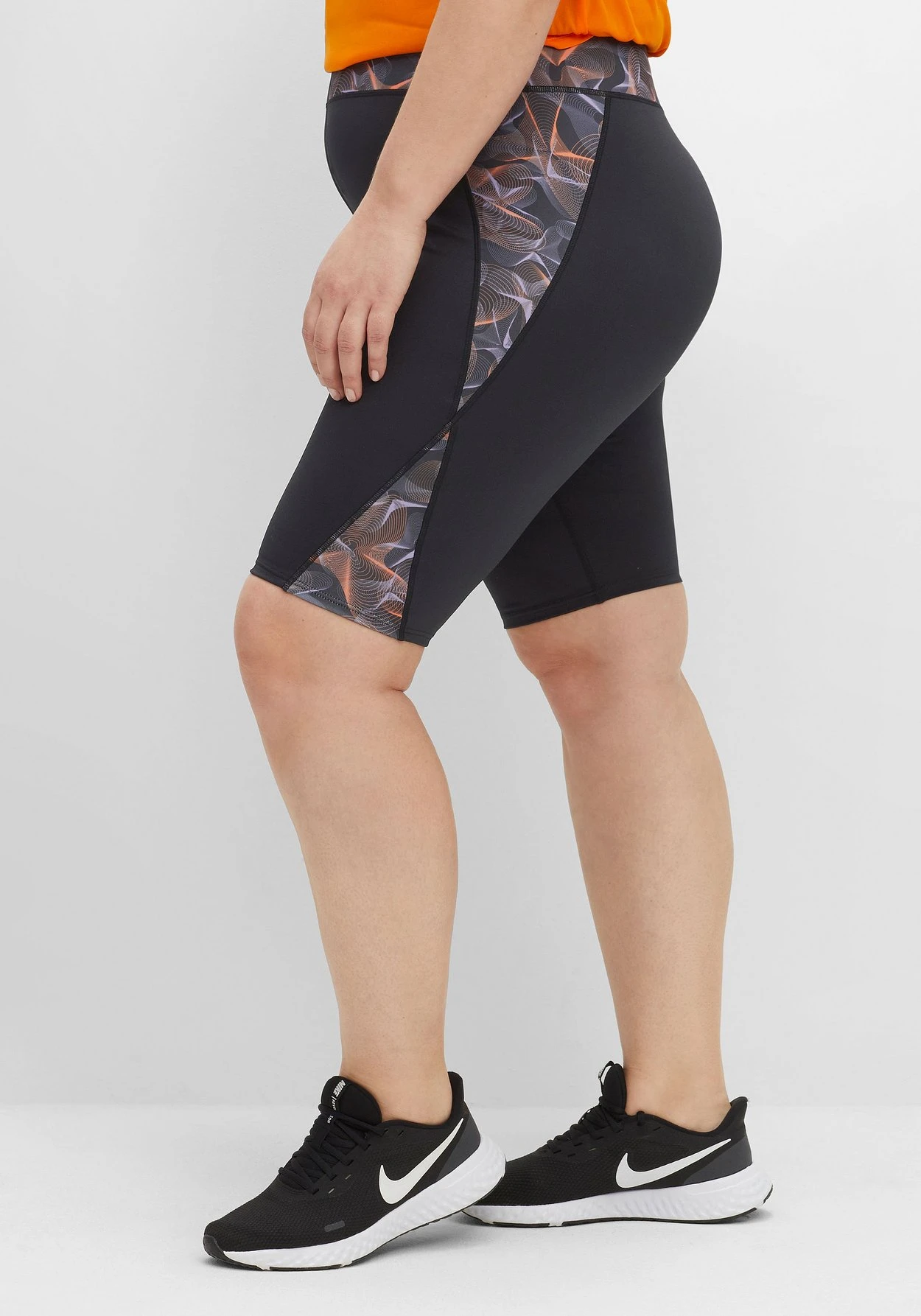 Sheego Radlerhose Aus Funktionsmaterial, Grafischer Druck 4 Sheego Radlerhose Aus Funktionsmaterial, Grafischer Druck – Bild 2