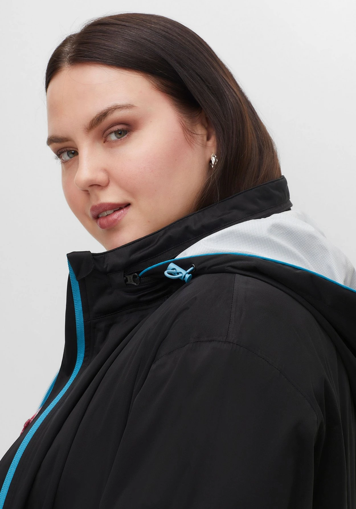 Sheego Sport Regenjacke Mit Verstaubarer Kapuze 7 Sheego Sport Regenjacke Mit Verstaubarer Kapuze – Bild 5