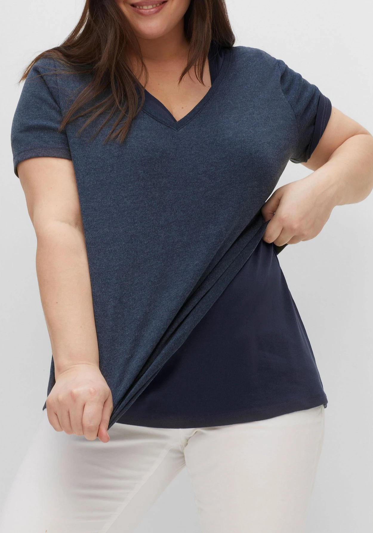 Sheego Shirts Mit V-Ausschnitt, Im Doppelpack 7 Sheego Shirts Mit V-Ausschnitt, Im Doppelpack – Bild 5