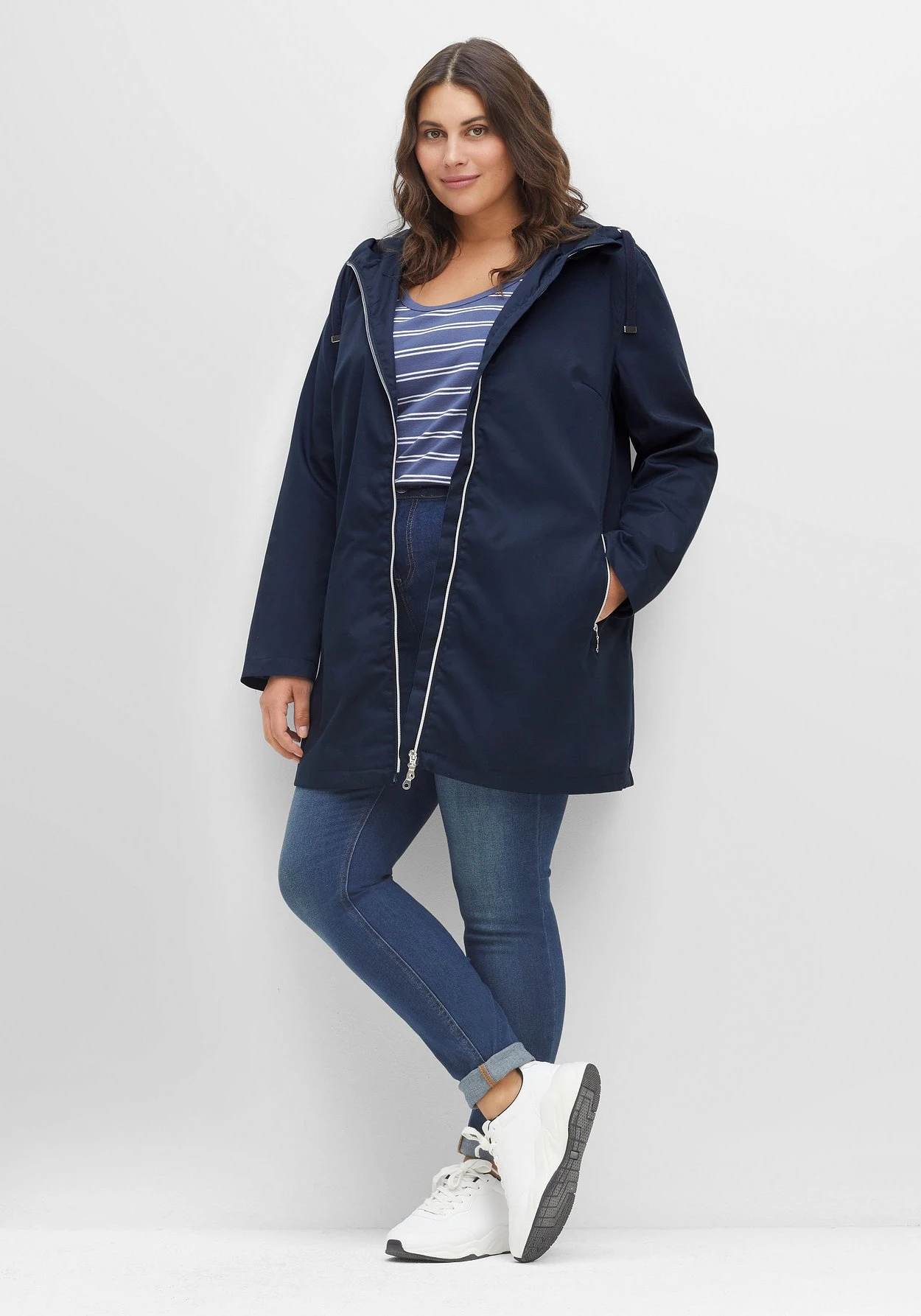 Sheego Übergangsjacke In A-Linie, Mit Kapuze Und Reißverschluss 6 Sheego Übergangsjacke In A-Linie, Mit Kapuze Und Reißverschluss – Bild 4