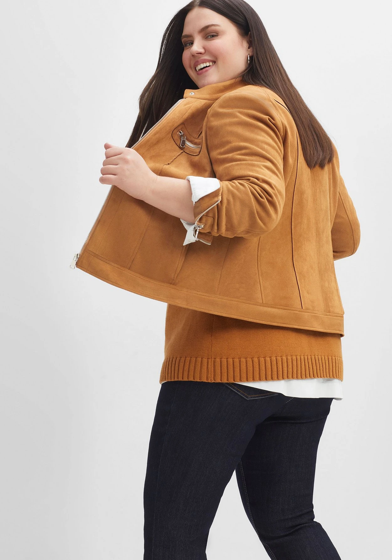 Sheego Jacke Im Bikerstil, Aus Velourslederimitat 8 Sheego Jacke Im Bikerstil, Aus Velourslederimitat – Bild 6