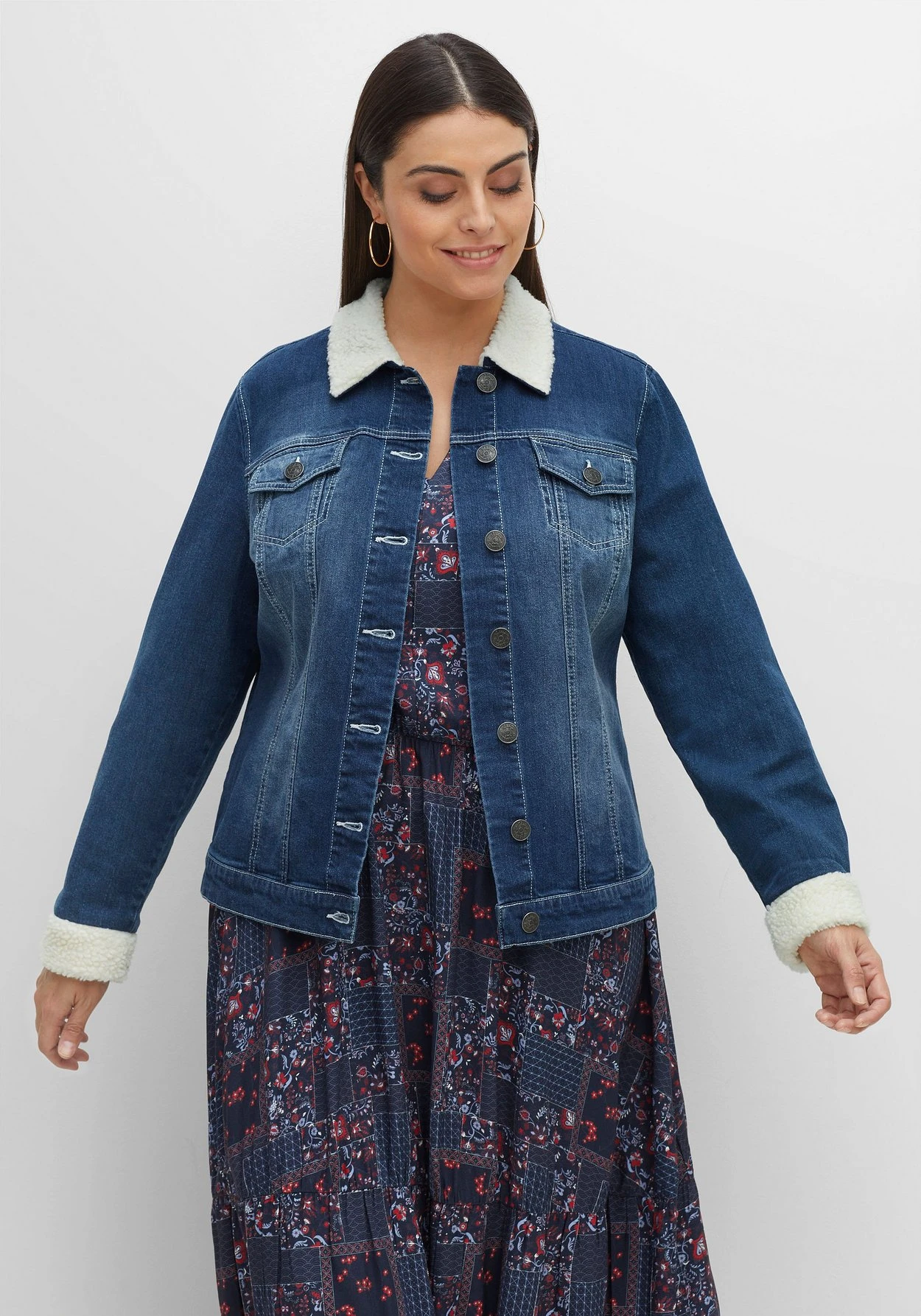 Sheego Jeansjacke Mit Fellimitat An Kragen Und Ärmeln 3 Sheego Jeansjacke Mit Fellimitat An Kragen Und Ärmeln