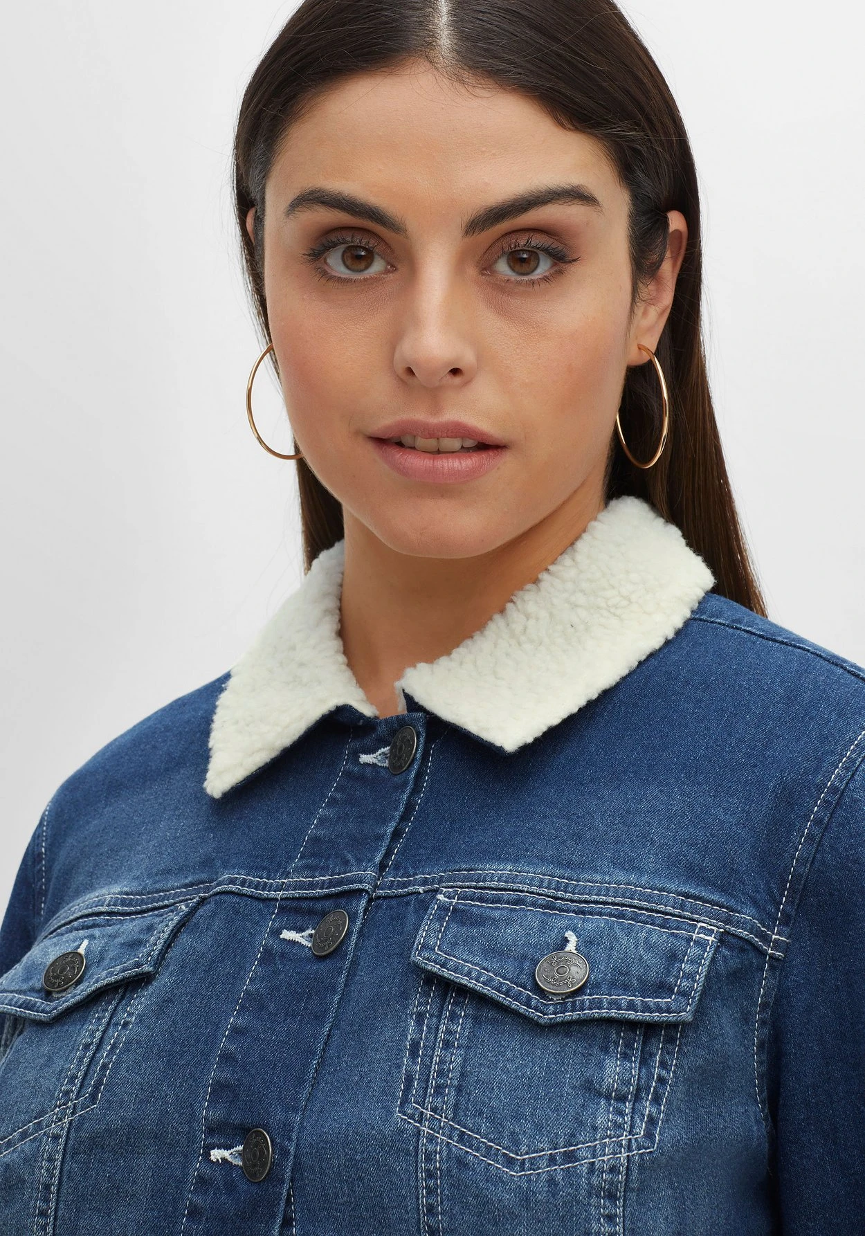 Sheego Jeansjacke Mit Fellimitat An Kragen Und Ärmeln 8 Sheego Jeansjacke Mit Fellimitat An Kragen Und Ärmeln – Bild 6