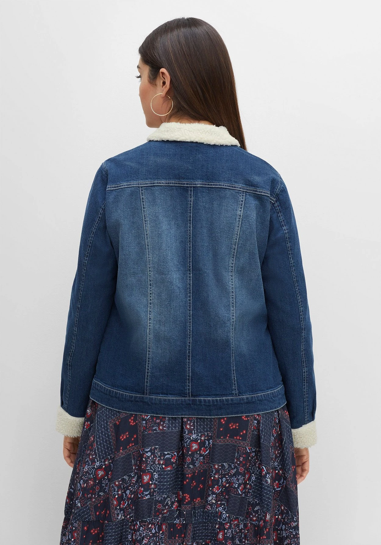 Sheego Jeansjacke Mit Fellimitat An Kragen Und Ärmeln 4 Sheego Jeansjacke Mit Fellimitat An Kragen Und Ärmeln – Bild 2