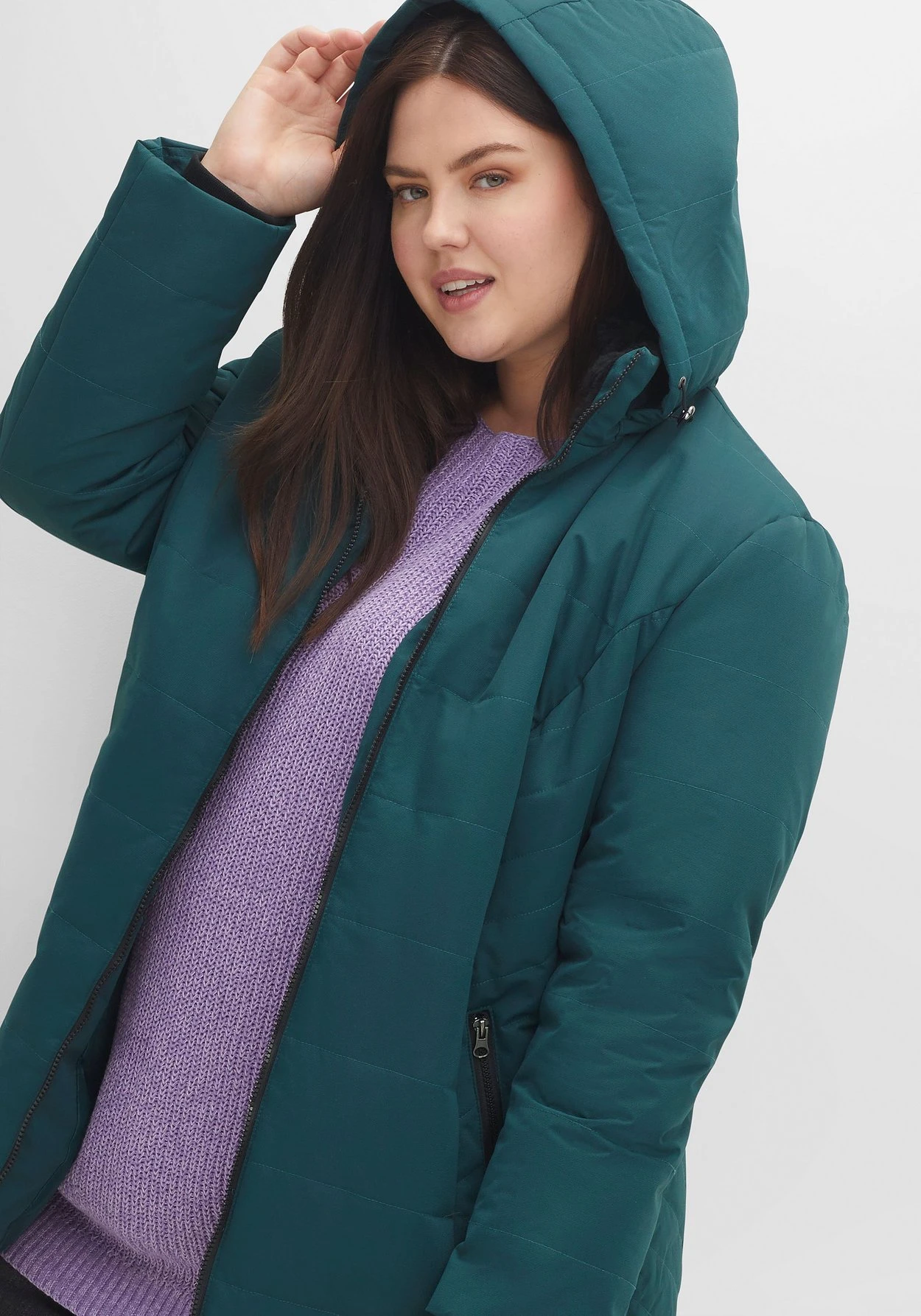 Sheego Steppjacke Mit Kapuze Und 2-Wege-Zipper 8 Sheego Steppjacke Mit Kapuze Und 2-Wege-Zipper – Bild 6