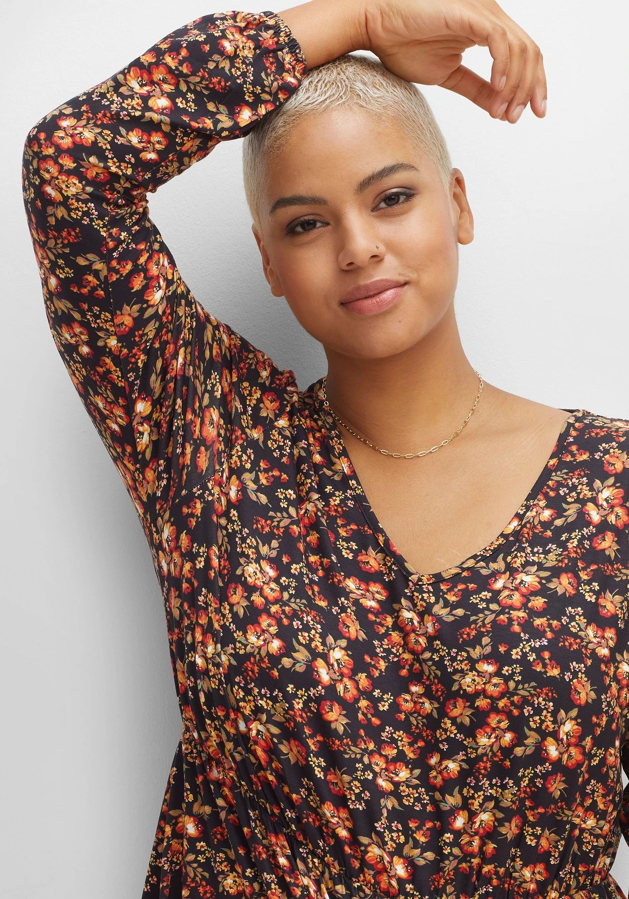 Knielanges Jerseykleid Mit Blumenprint 7 Knielanges Jerseykleid Mit Blumenprint – Bild 5