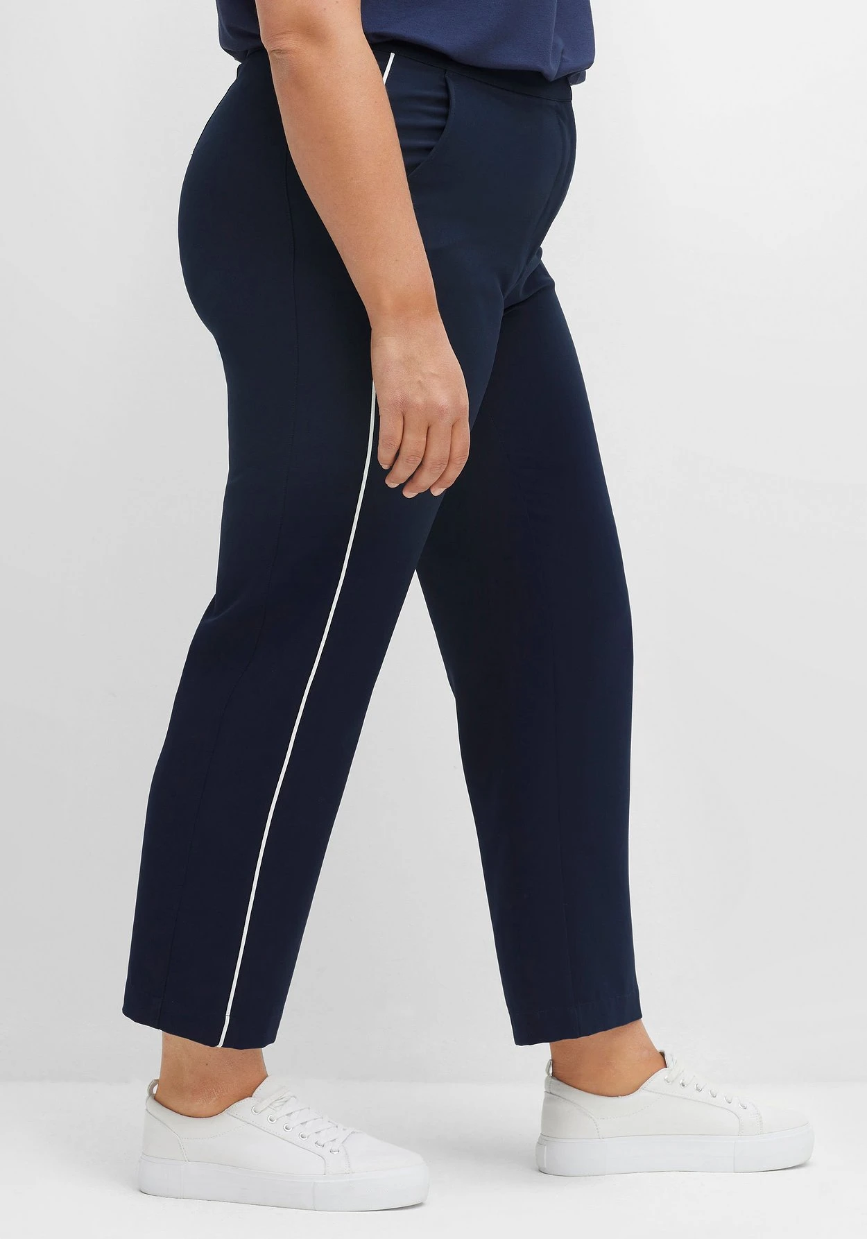 Sheego Gerade Hose Mit Seitlichem Kontrastpiping 4 Sheego Gerade Hose Mit Seitlichem Kontrastpiping – Bild 2