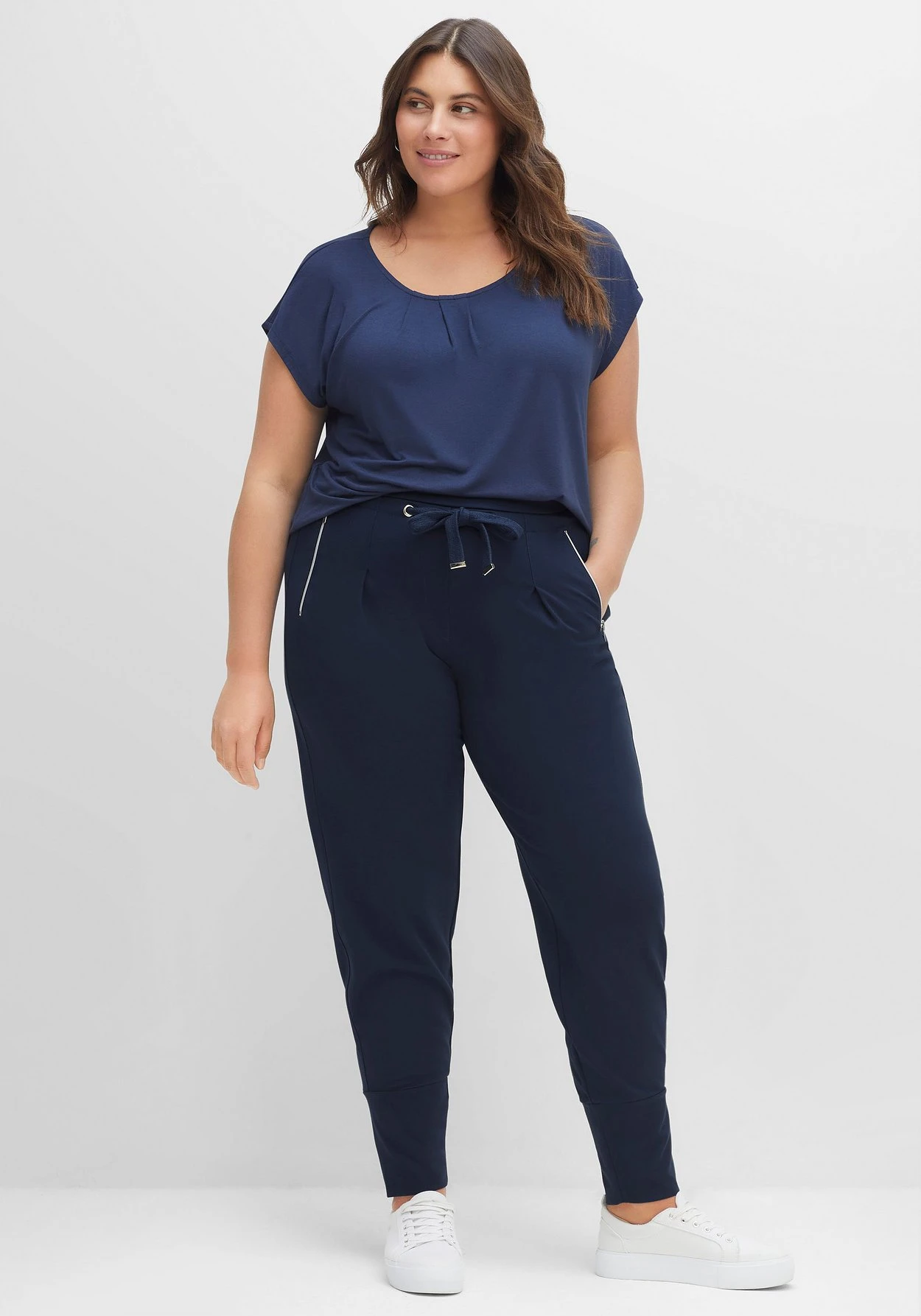 Sheego Joggpants Mit Breitem Saumbündchen 7 Sheego Joggpants Mit Breitem Saumbündchen – Bild 5