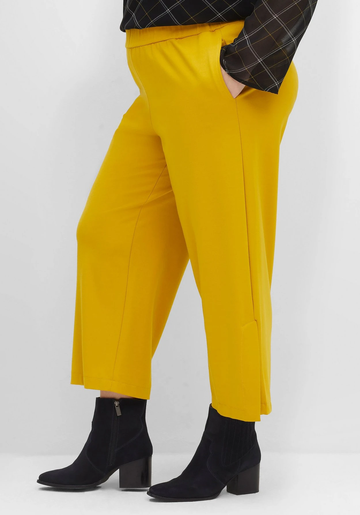 Sheego Weite 7/8-Hose Mit Schlupfbund Und Hohem Schlitz 4 Sheego Weite 7/8-Hose Mit Schlupfbund Und Hohem Schlitz – Bild 2