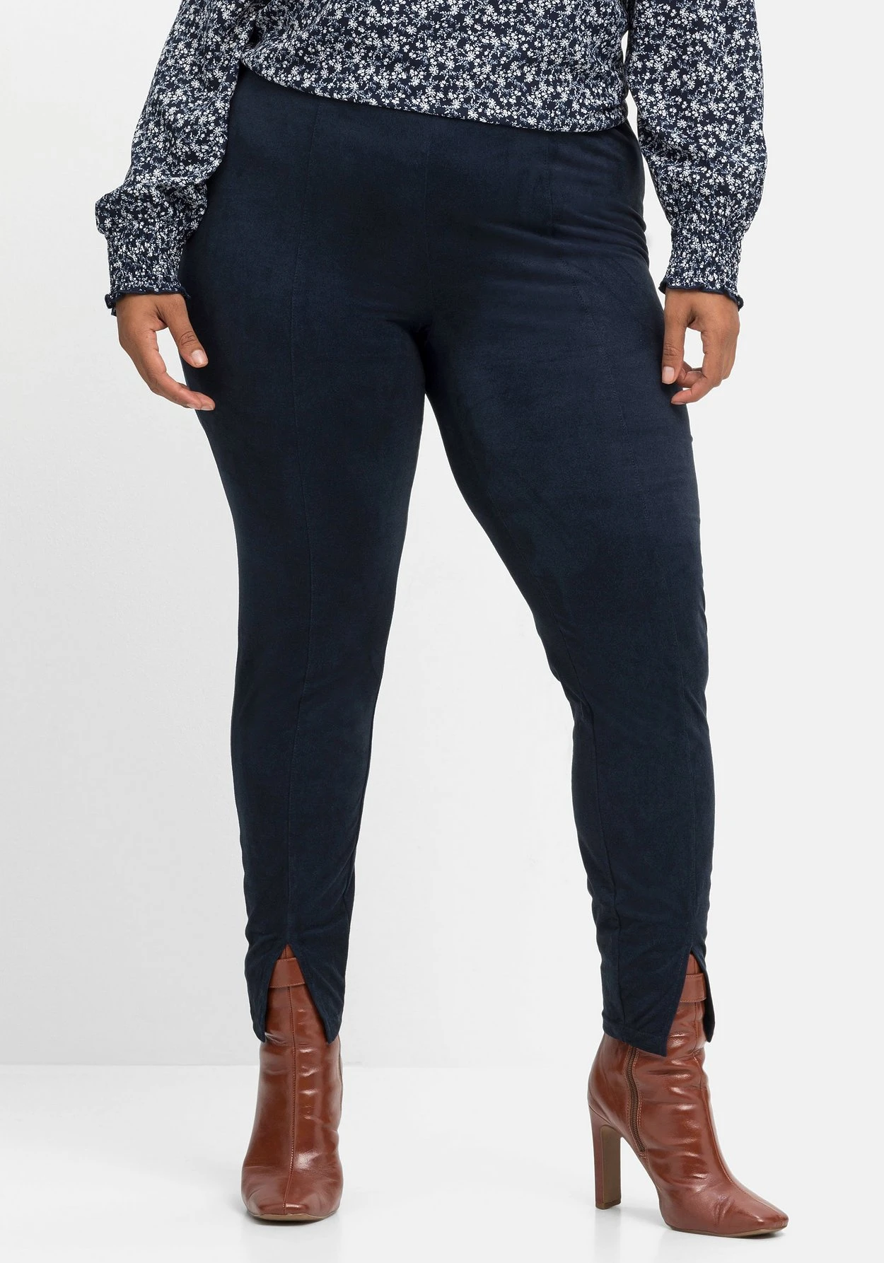 Sheego Leggings Mit Schlitz Am Saum, In Velourslederoptik 3 Sheego Leggings Mit Schlitz Am Saum, In Velourslederoptik