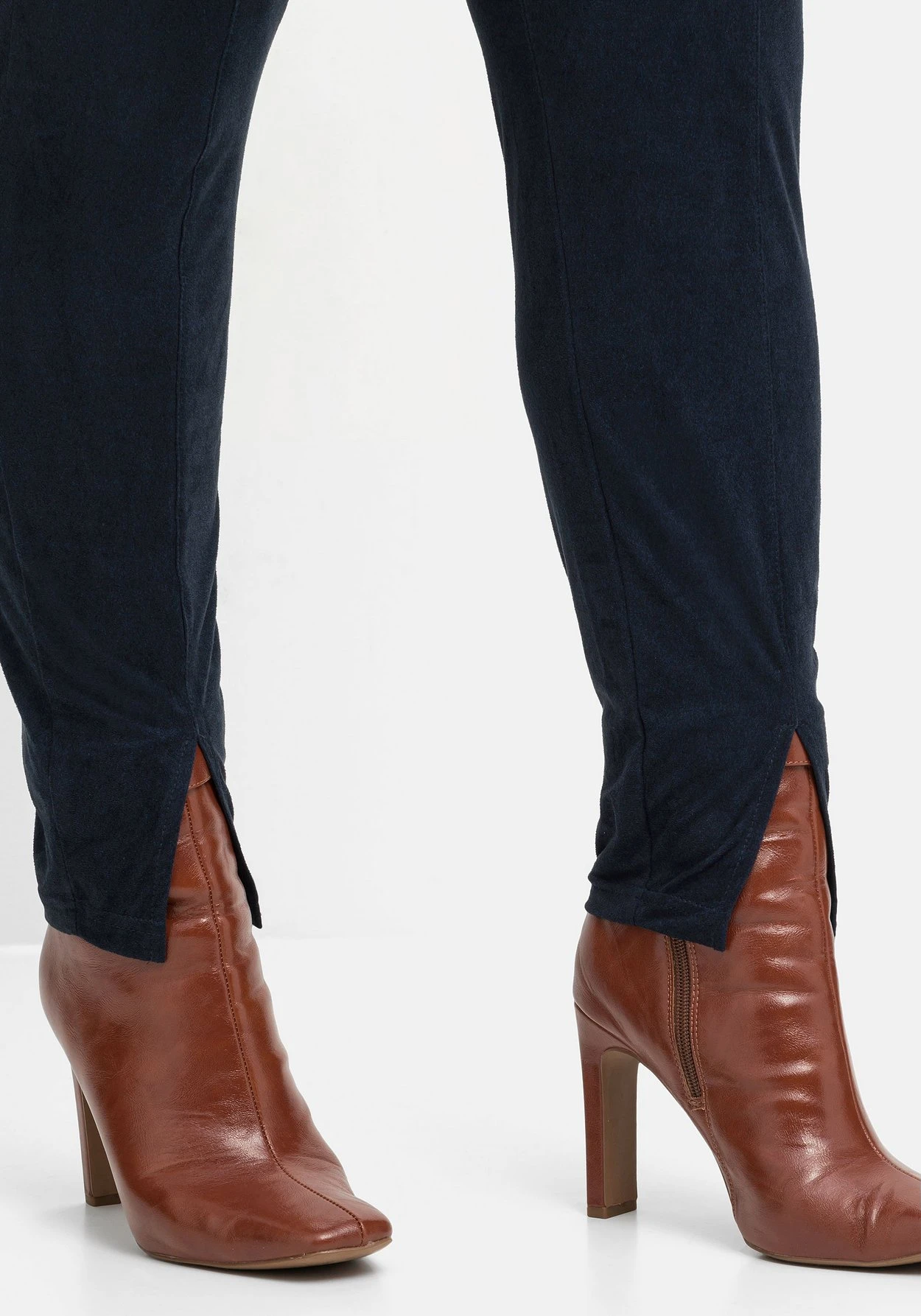 Sheego Leggings Mit Schlitz Am Saum, In Velourslederoptik 8 Sheego Leggings Mit Schlitz Am Saum, In Velourslederoptik – Bild 6