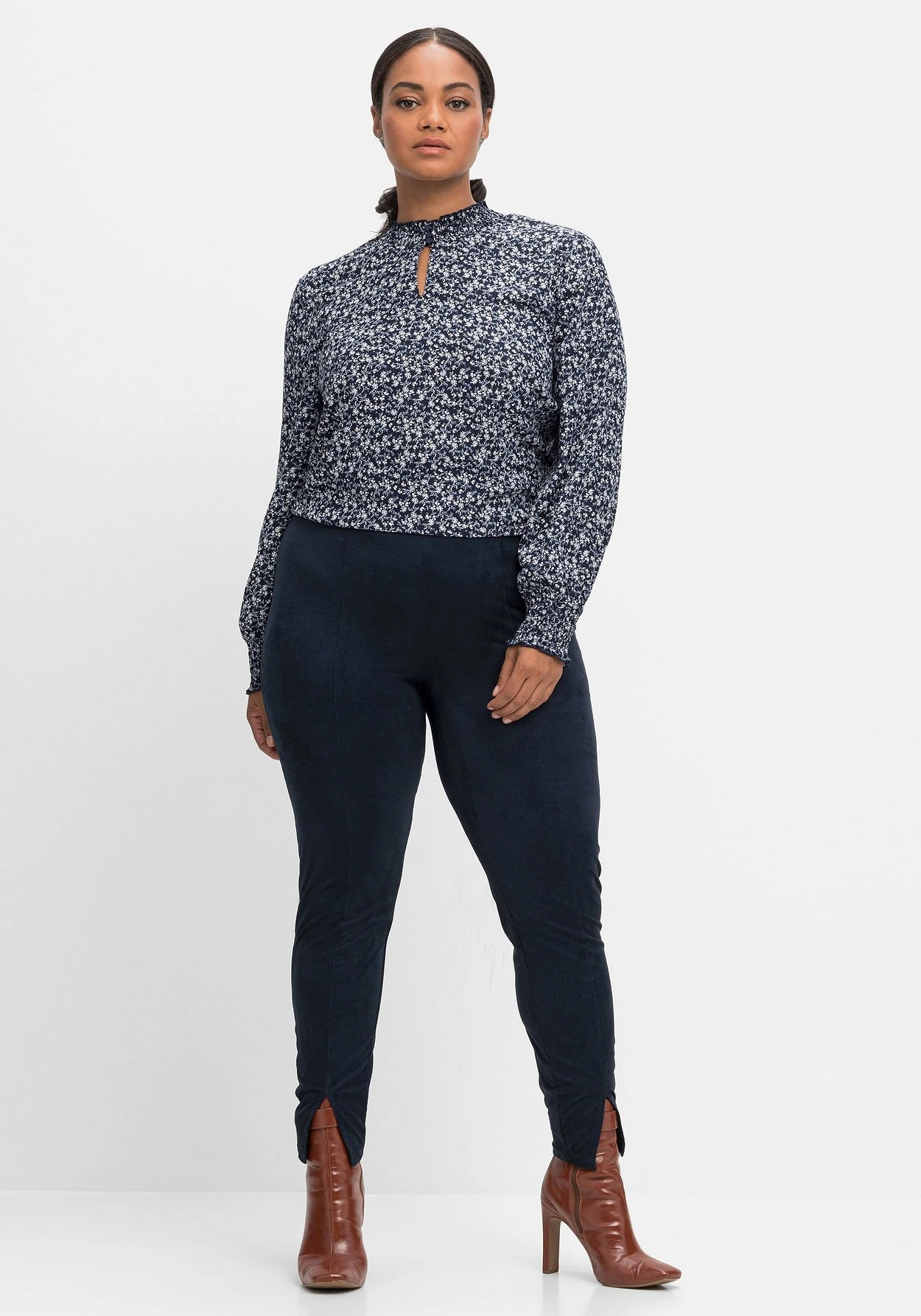 Sheego Leggings Mit Schlitz Am Saum, In Velourslederoptik 7 Sheego Leggings Mit Schlitz Am Saum, In Velourslederoptik – Bild 5