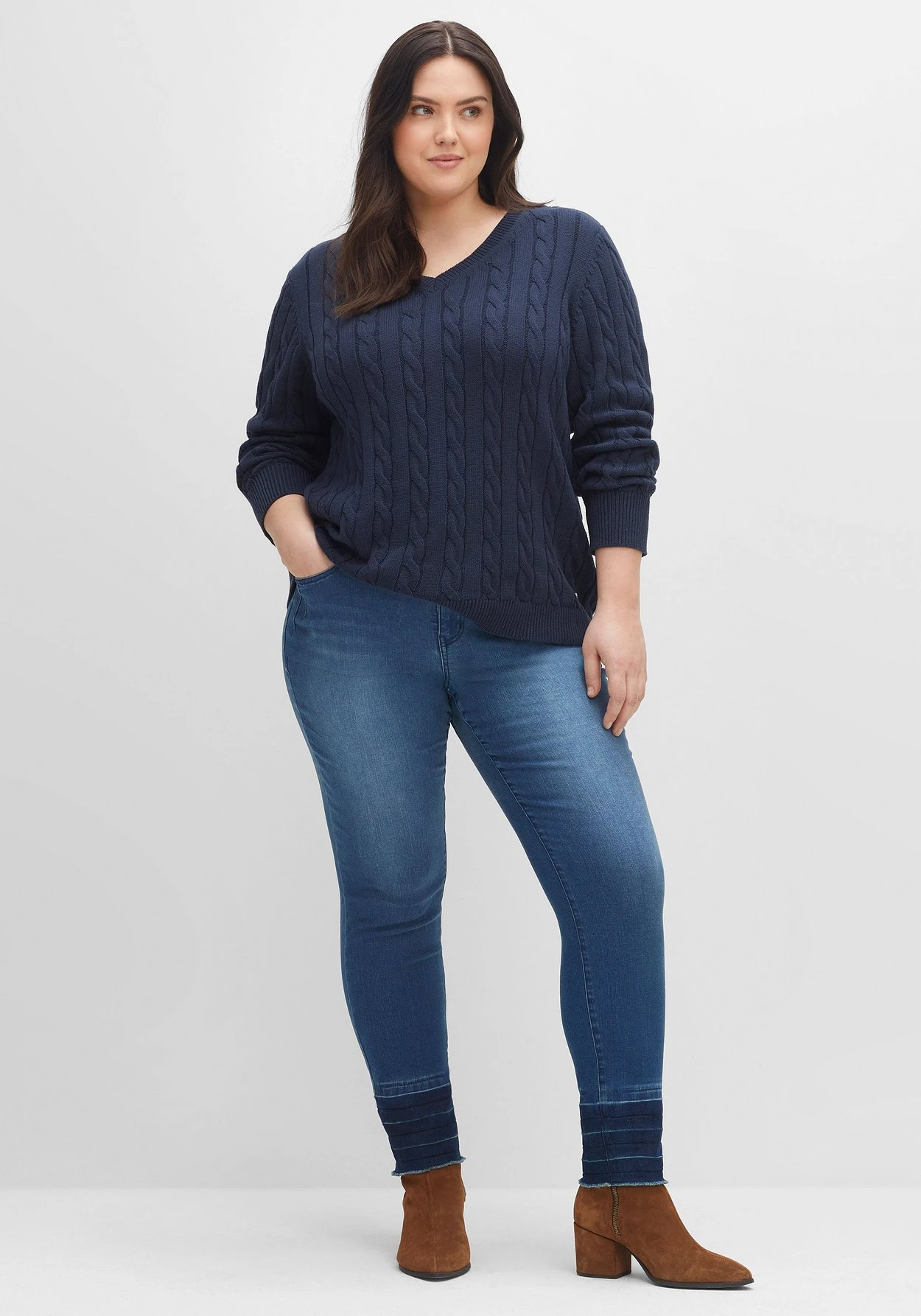 Sheego Schmale Jeans Mit Kontrastsaum Und Crinkle-Effekt 7 Sheego Schmale Jeans Mit Kontrastsaum Und Crinkle-Effekt – Bild 5