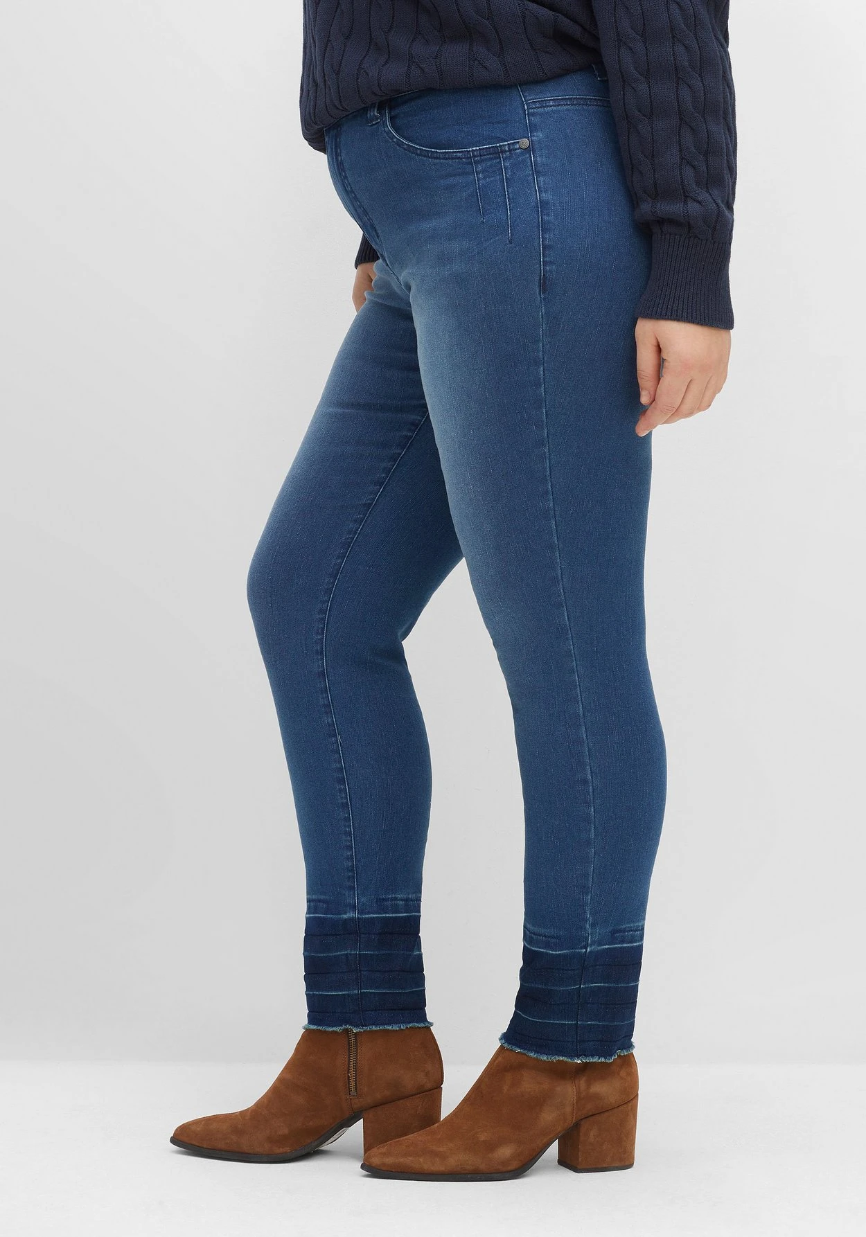 Sheego Schmale Jeans Mit Kontrastsaum Und Crinkle-Effekt 4 Sheego Schmale Jeans Mit Kontrastsaum Und Crinkle-Effekt – Bild 2