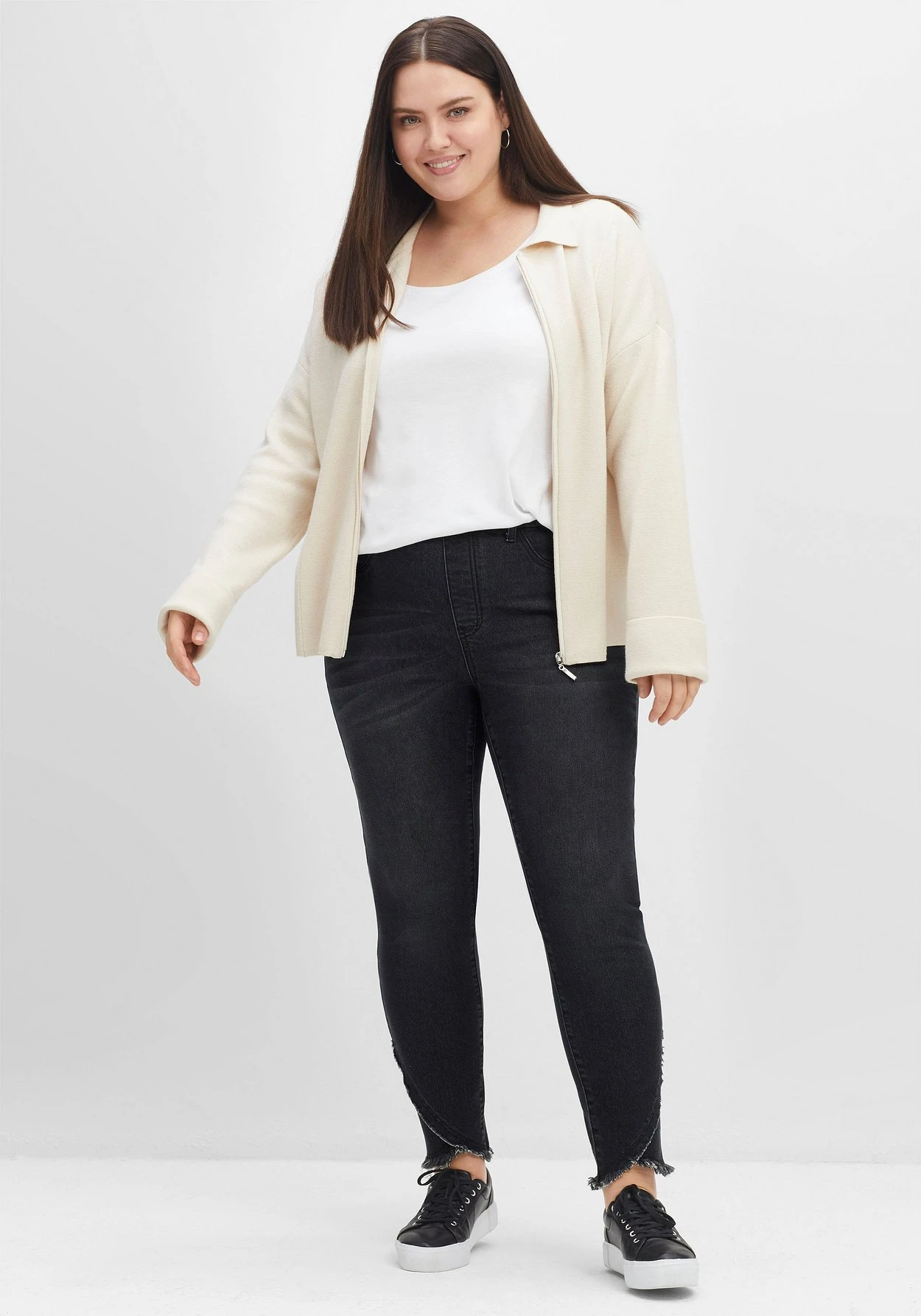 Sheego Schmale Jeans Mit Gummibund Und Fransensaum 7 Sheego Schmale Jeans Mit Gummibund Und Fransensaum – Bild 5