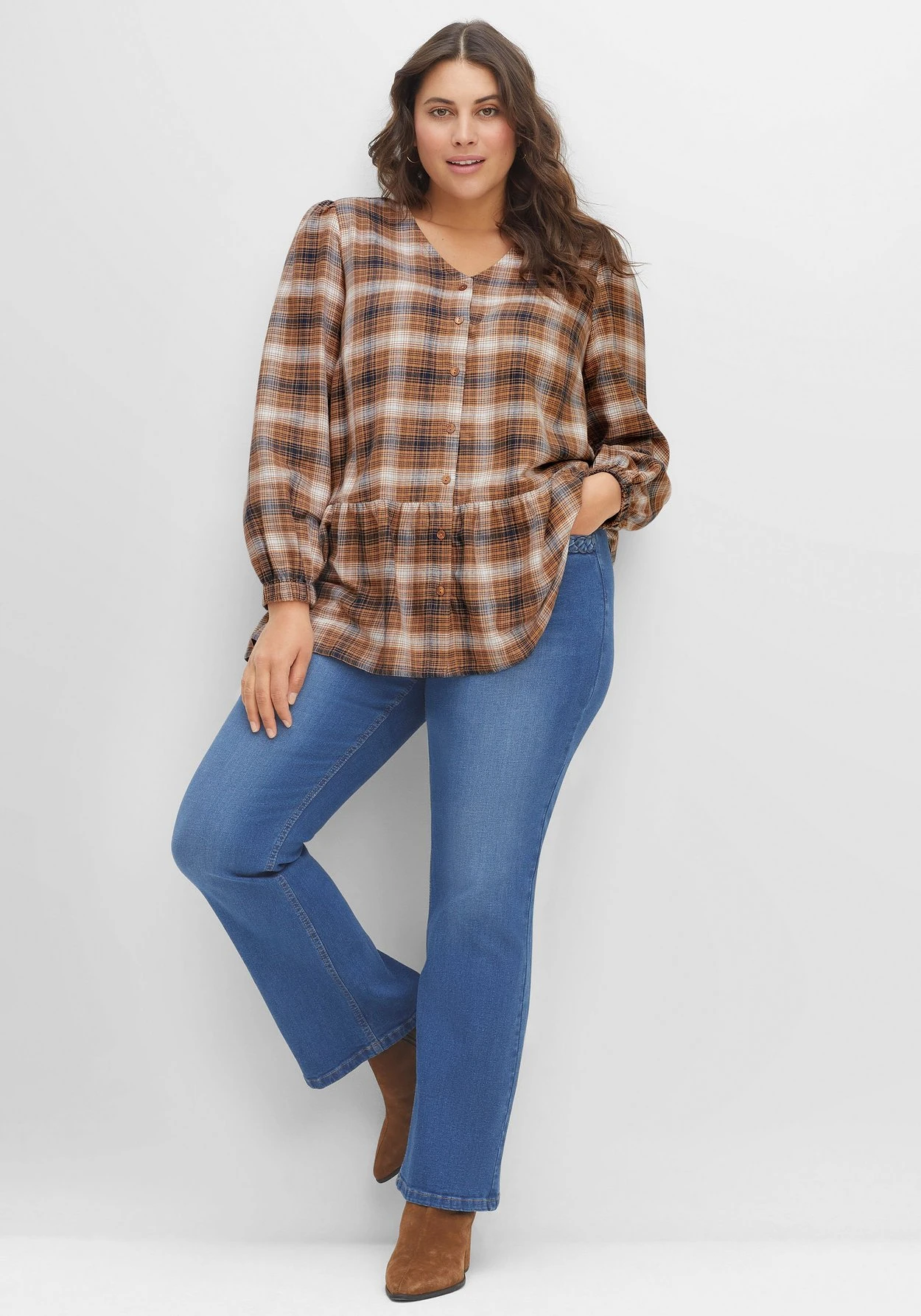 Sheego Karierte Bluse In A-Linie, Mit Schößchen 6 Sheego Karierte Bluse In A-Linie, Mit Schößchen – Bild 4