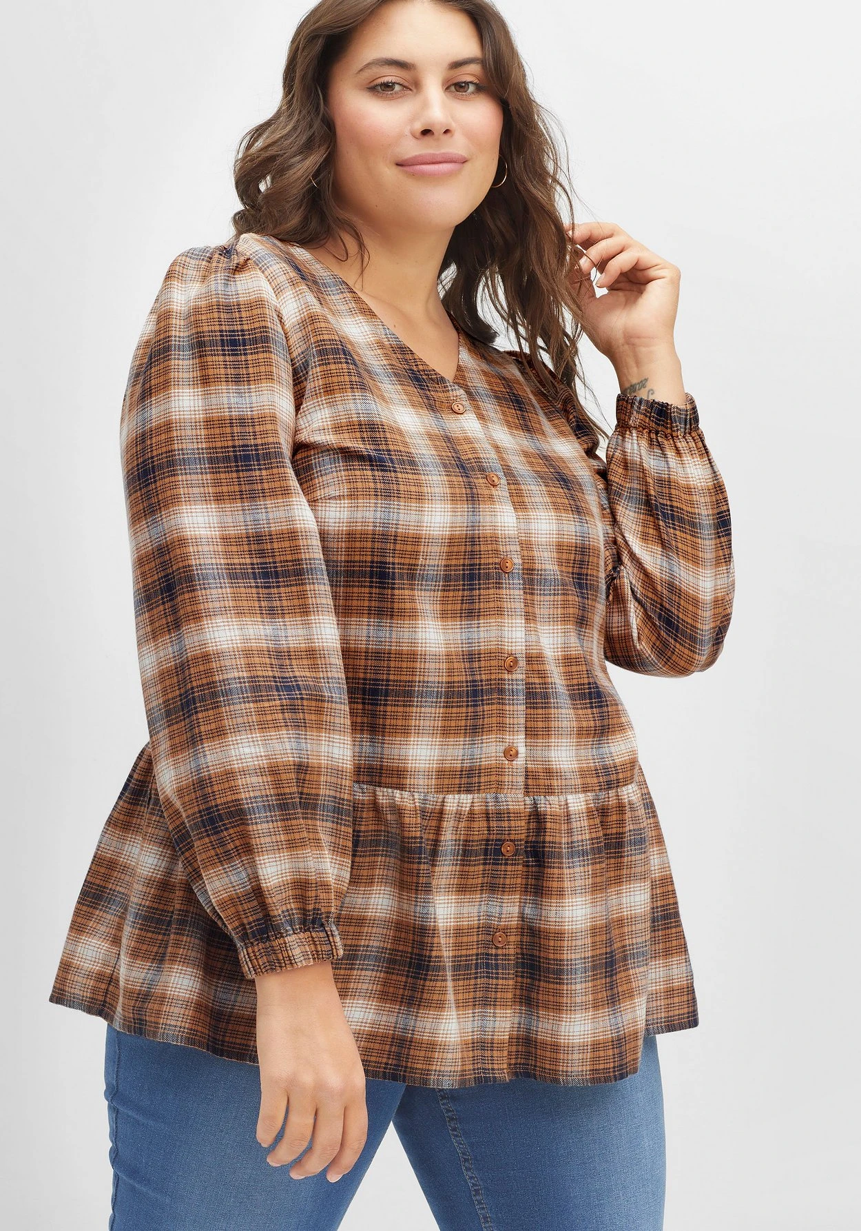 Sheego Karierte Bluse In A-Linie, Mit Schößchen 8 Sheego Karierte Bluse In A-Linie, Mit Schößchen – Bild 6