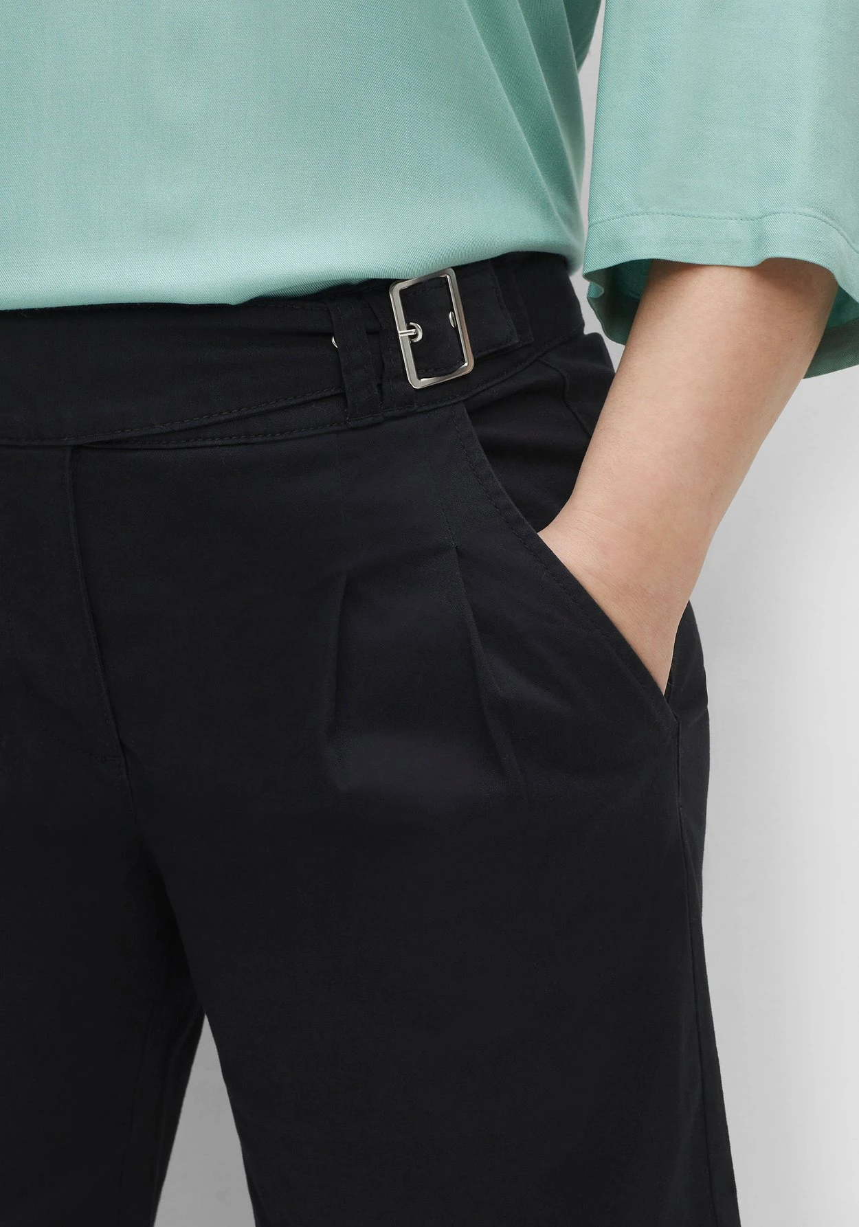 Sheego Twillhose OLIVIA Mit Gürteldetail Und Bundfalten 9 Sheego Twillhose OLIVIA Mit Gürteldetail Und Bundfalten – Bild 7