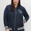 Sheego Blouson Im College-Look Mit Brust-Patch Und Ringeln 1 Sheego Blouson Im College-Look Mit Brust-Patch Und Ringeln -Sheego Verkaufsgeschäft 14506100035 04G5C 02 SH