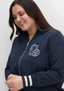 Sheego Blouson Im College-Look Mit Brust-Patch Und Ringeln 12 Sheego Blouson Im College-Look Mit Brust-Patch Und Ringeln -Sheego Verkaufsgeschäft 14506100035 04G5E 02 SH