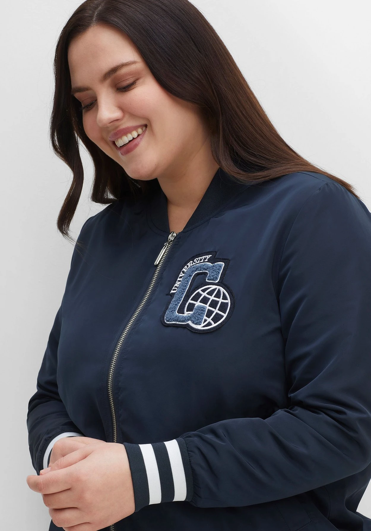 Sheego Blouson Im College-Look Mit Brust-Patch Und Ringeln 7 Sheego Blouson Im College-Look Mit Brust-Patch Und Ringeln – Bild 5