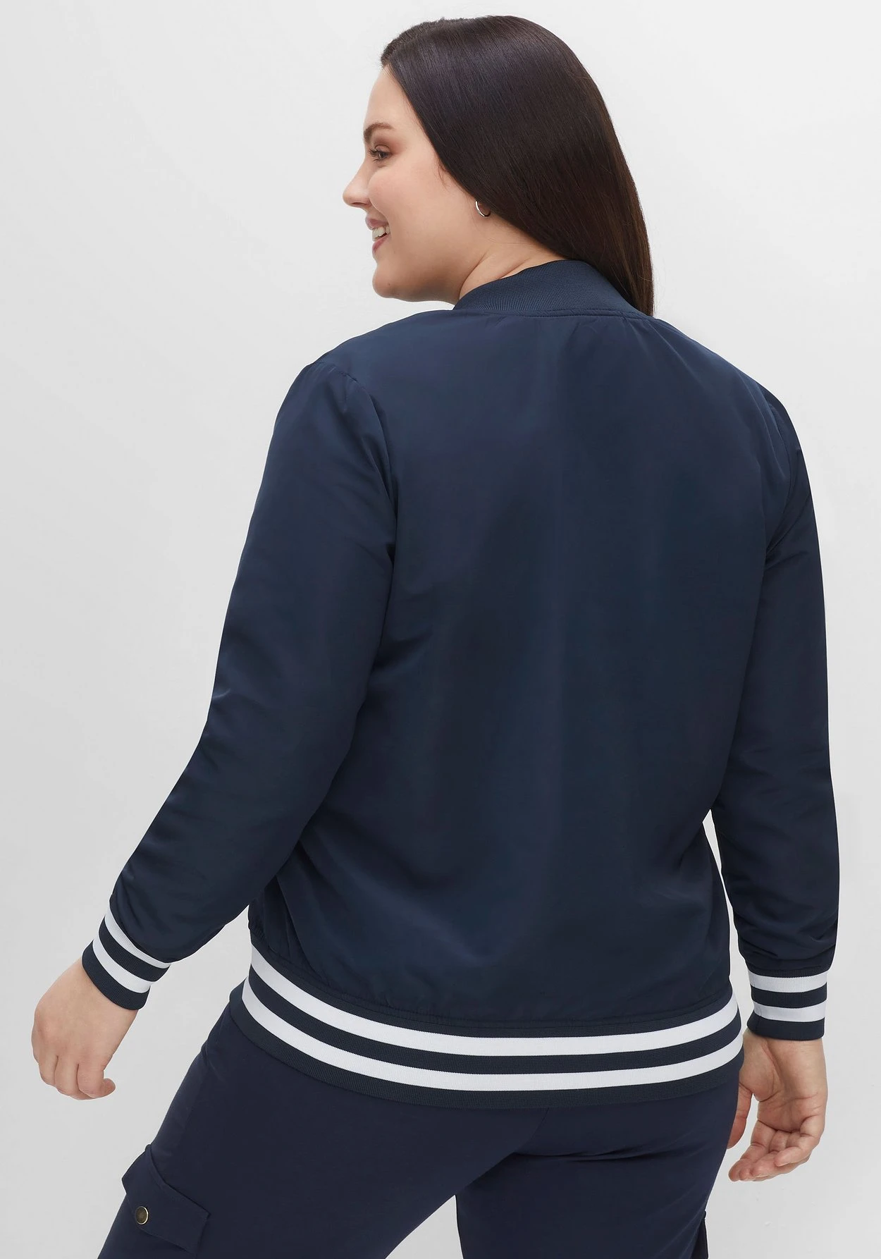 Sheego Blouson Im College-Look Mit Brust-Patch Und Ringeln 4 Sheego Blouson Im College-Look Mit Brust-Patch Und Ringeln – Bild 2