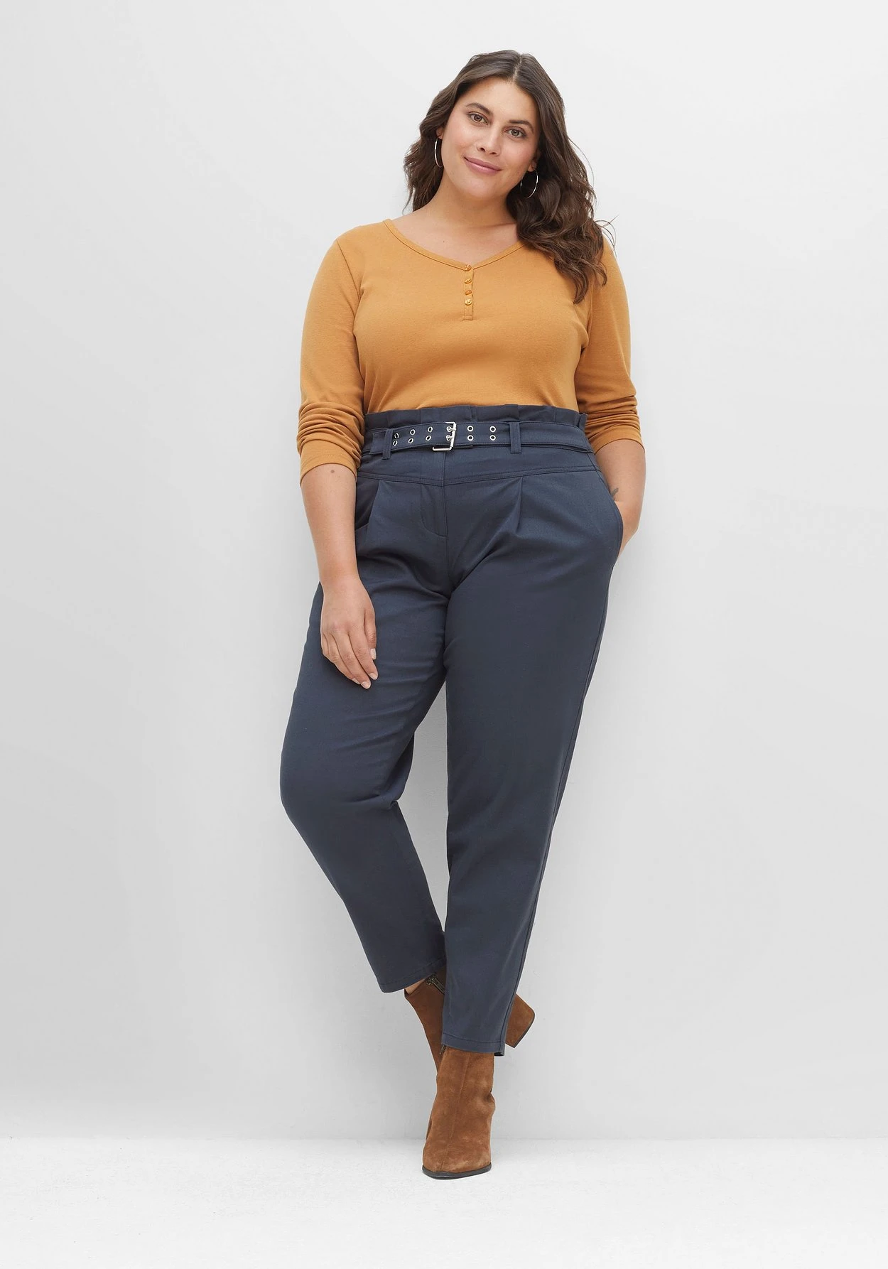 Sheego Hose Im Mom-Fit, Mit Paperbagbund Und Gürtel 7 Sheego Hose Im Mom-Fit, Mit Paperbagbund Und Gürtel – Bild 5