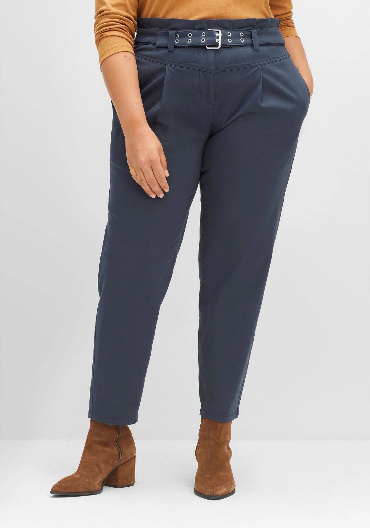 Sheego Hose Im Mom-Fit, Mit Paperbagbund Und Gürtel 3 Sheego Hose Im Mom-Fit, Mit Paperbagbund Und Gürtel