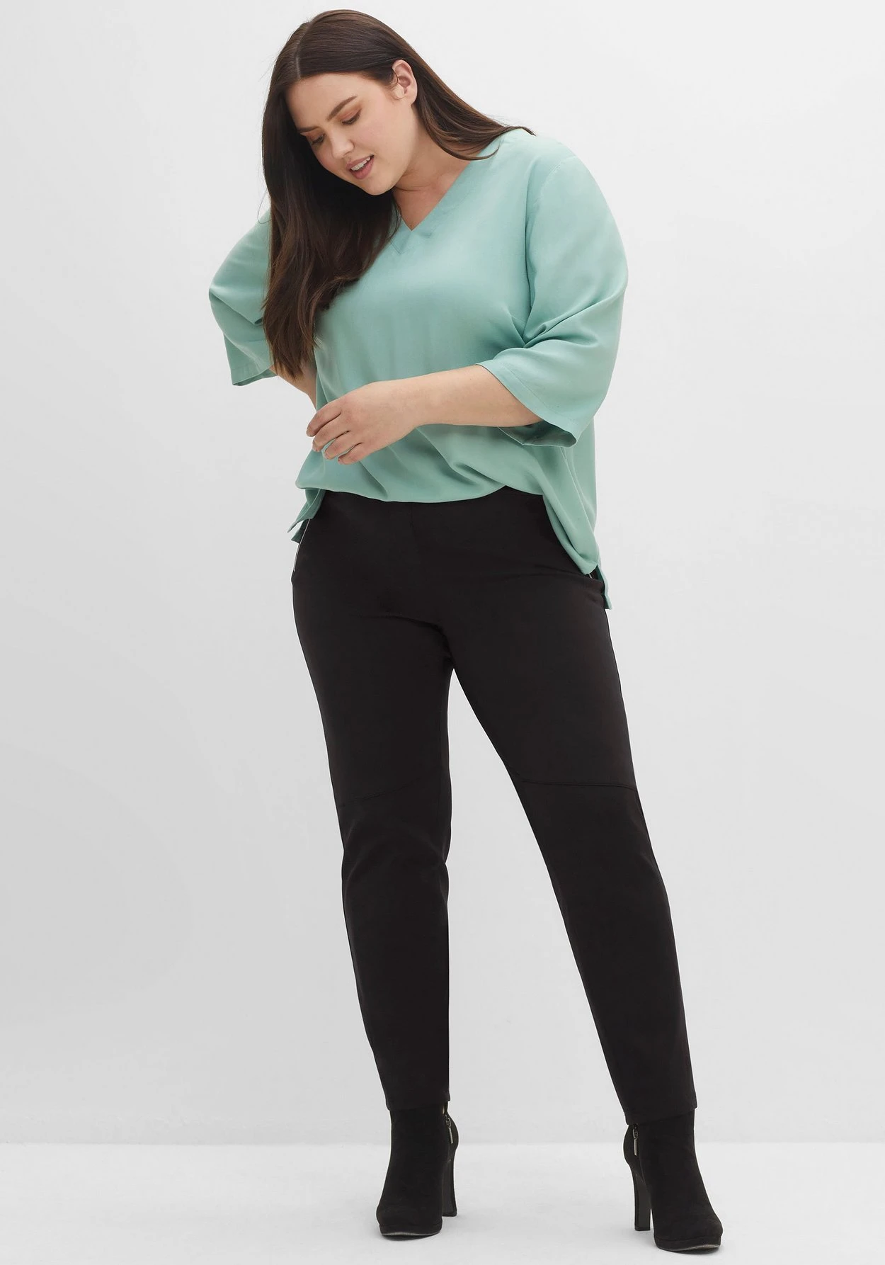 Sheego Schmale Hose In Scuba-Qualität, Mit Gummibund 9 Sheego Schmale Hose In Scuba-Qualität, Mit Gummibund – Bild 7