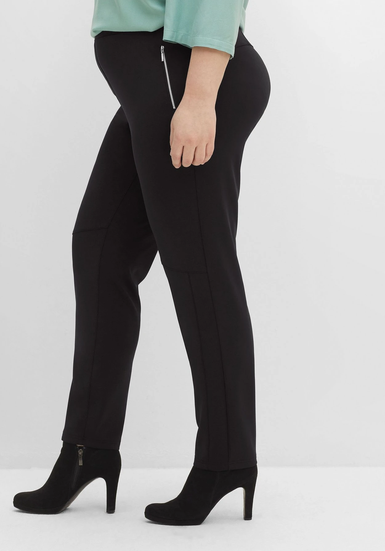 Sheego Schmale Hose In Scuba-Qualität, Mit Gummibund 4 Sheego Schmale Hose In Scuba-Qualität, Mit Gummibund – Bild 2