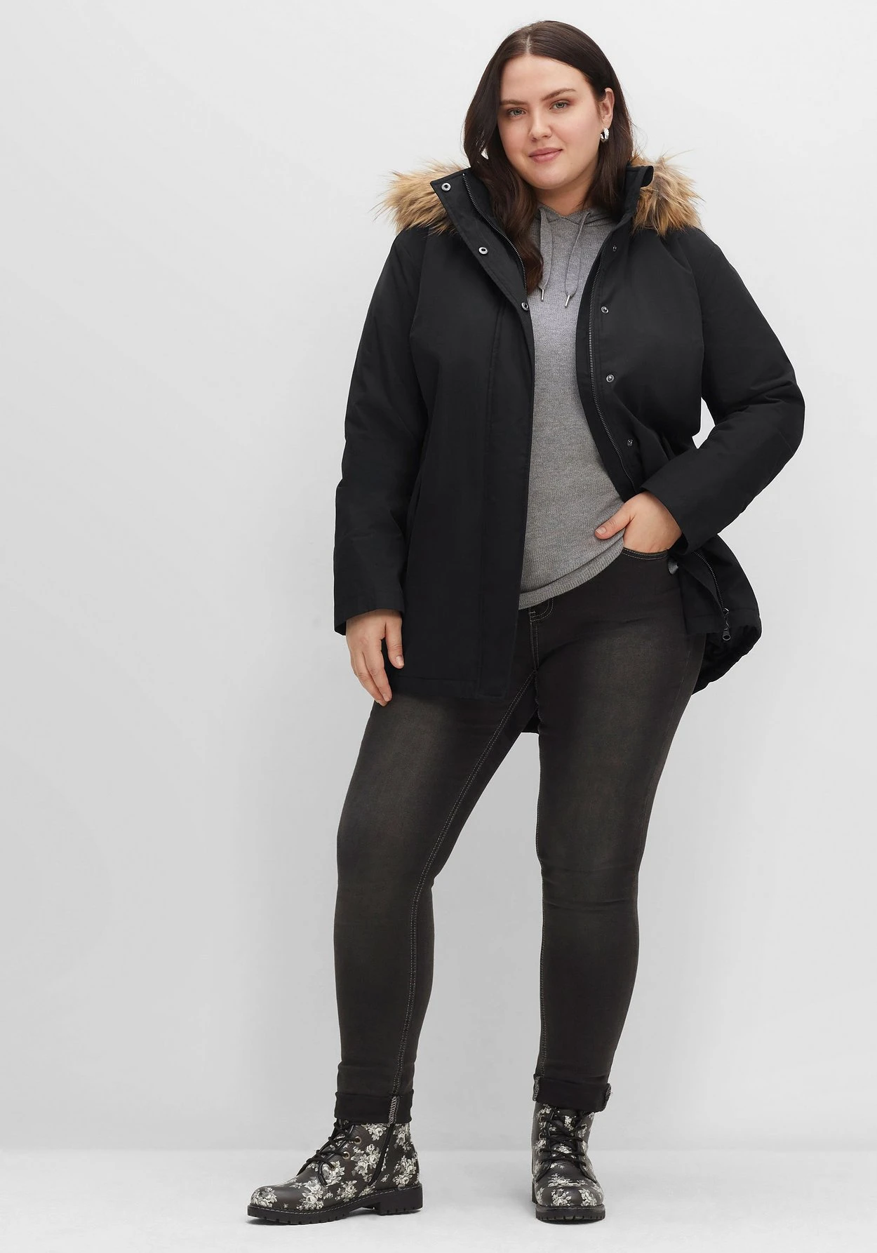 Sheego Longparka Mit Abnehmbarer Kapuze Und Fellimitat 7 Sheego Longparka Mit Abnehmbarer Kapuze Und Fellimitat – Bild 5