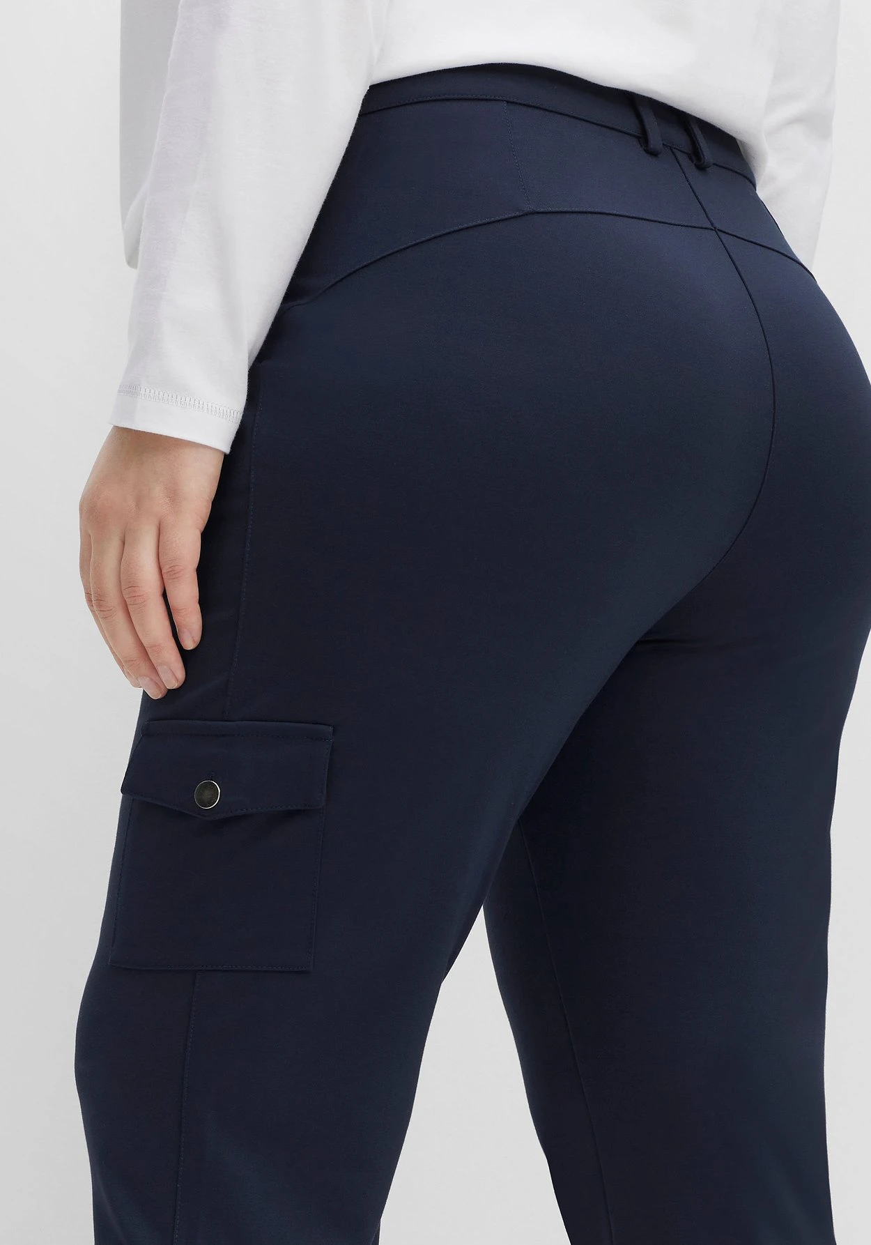 Sheego Gerade Hose Im Cargo-Stil, Mit Pattentaschen 9 Sheego Gerade Hose Im Cargo-Stil, Mit Pattentaschen – Bild 7