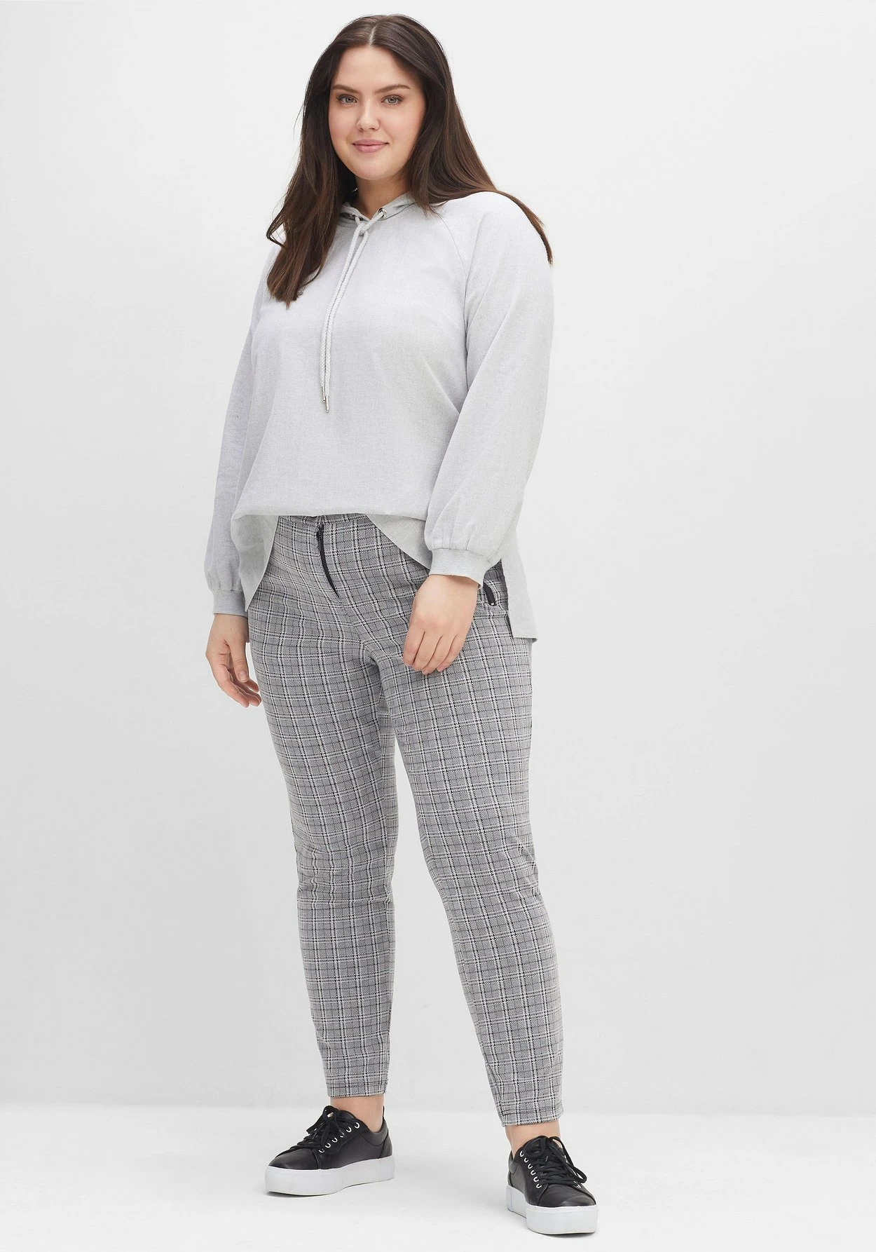 Sheego Schmale Hose Im Karomuster, Mit Teilgummibund 7 Sheego Schmale Hose Im Karomuster, Mit Teilgummibund – Bild 5