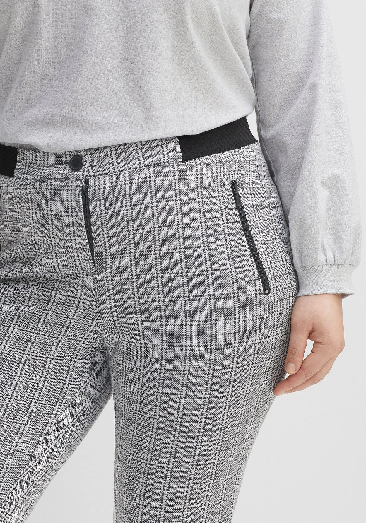 Sheego Schmale Hose Im Karomuster, Mit Teilgummibund 9 Sheego Schmale Hose Im Karomuster, Mit Teilgummibund – Bild 7