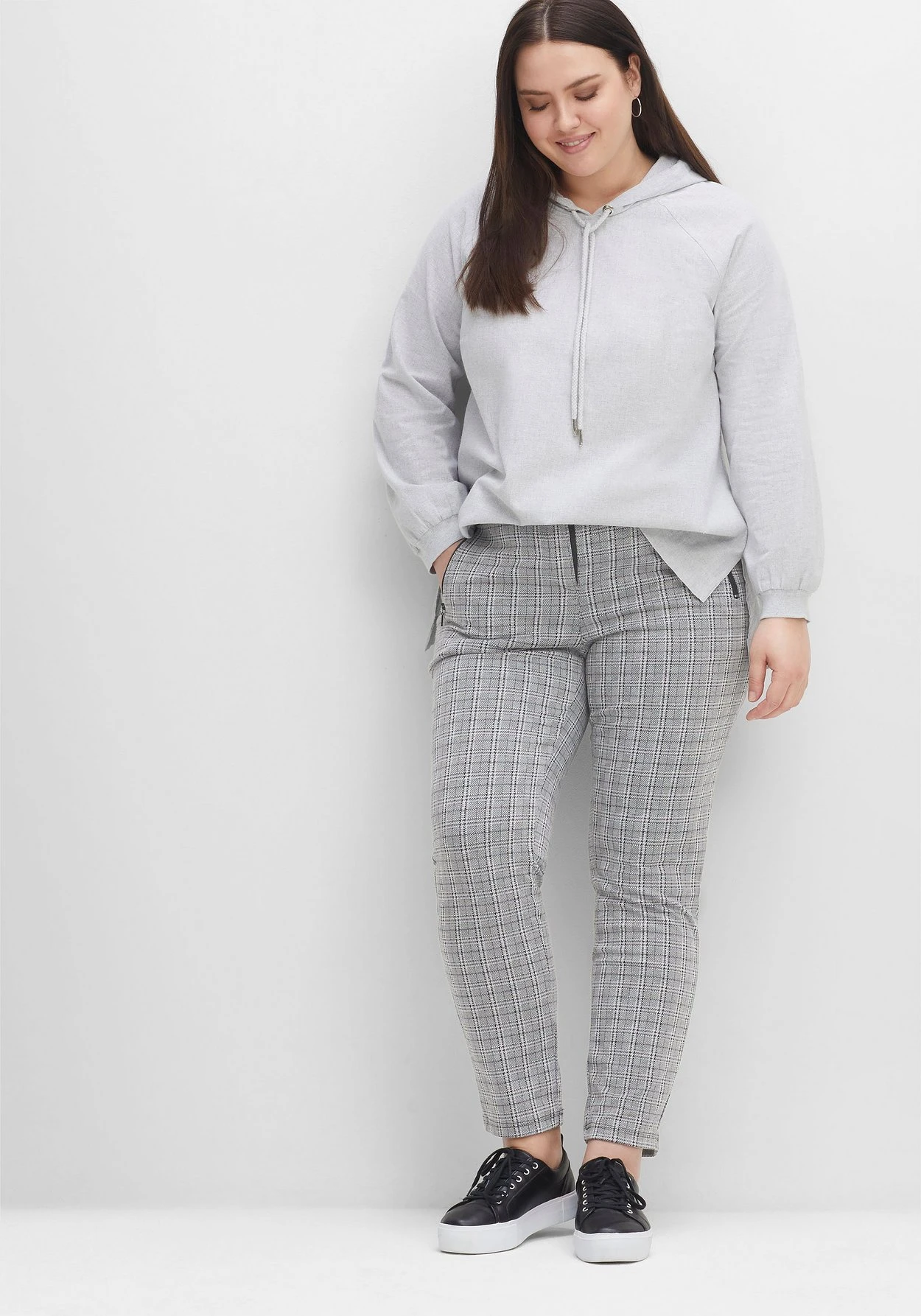 Sheego Schmale Hose Im Karomuster, Mit Teilgummibund 10 Sheego Schmale Hose Im Karomuster, Mit Teilgummibund – Bild 8