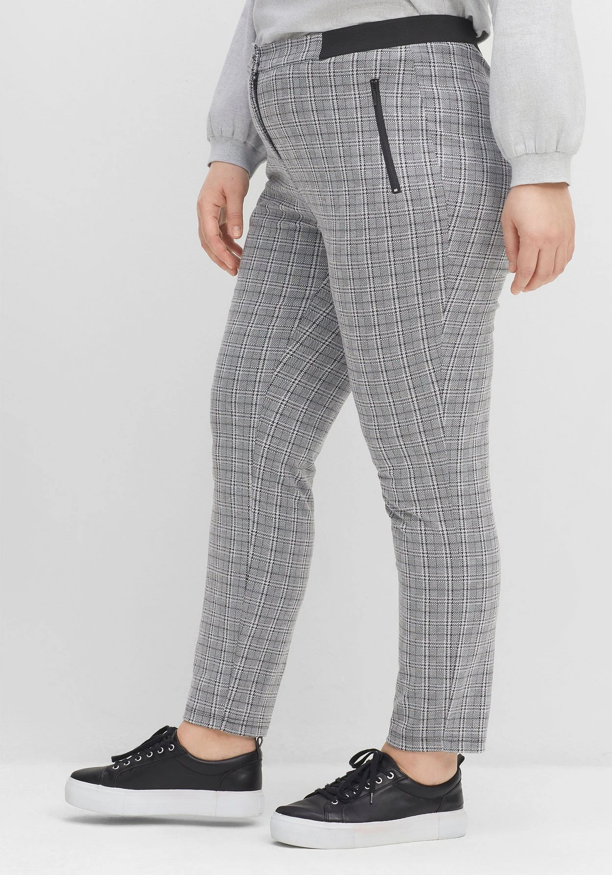 Sheego Schmale Hose Im Karomuster, Mit Teilgummibund 4 Sheego Schmale Hose Im Karomuster, Mit Teilgummibund – Bild 2