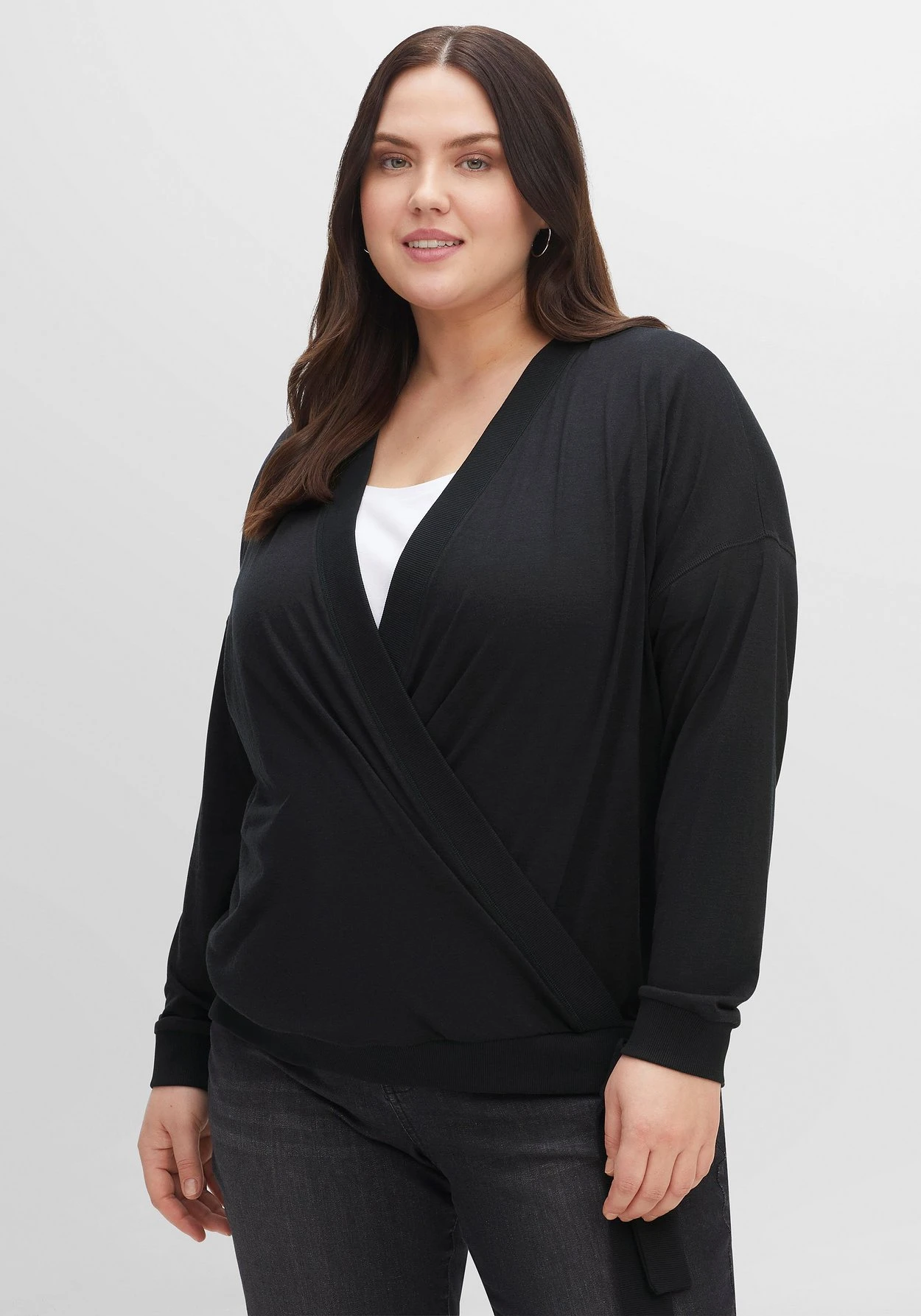 Sheego Langarmshirt In Wickeloptik, Mit Tiefem V-Ausschnitt 3 Sheego Langarmshirt In Wickeloptik, Mit Tiefem V-Ausschnitt