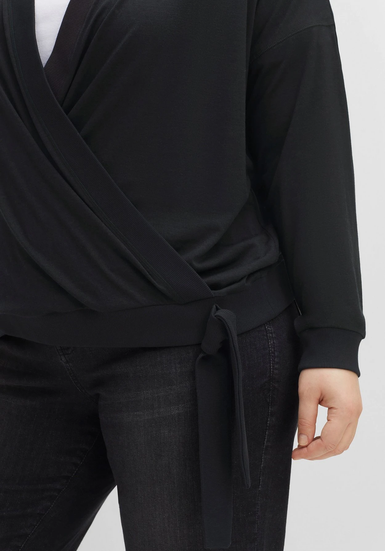 Sheego Langarmshirt In Wickeloptik, Mit Tiefem V-Ausschnitt 8 Sheego Langarmshirt In Wickeloptik, Mit Tiefem V-Ausschnitt – Bild 6