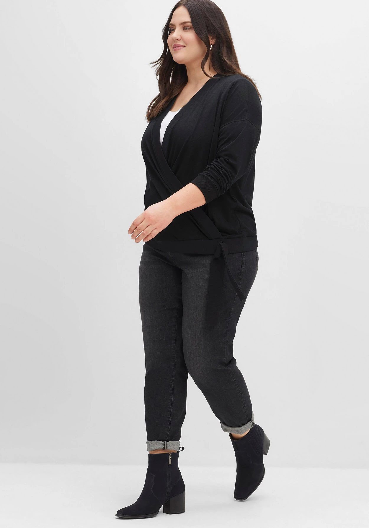 Sheego Langarmshirt In Wickeloptik, Mit Tiefem V-Ausschnitt 4 Sheego Langarmshirt In Wickeloptik, Mit Tiefem V-Ausschnitt – Bild 2