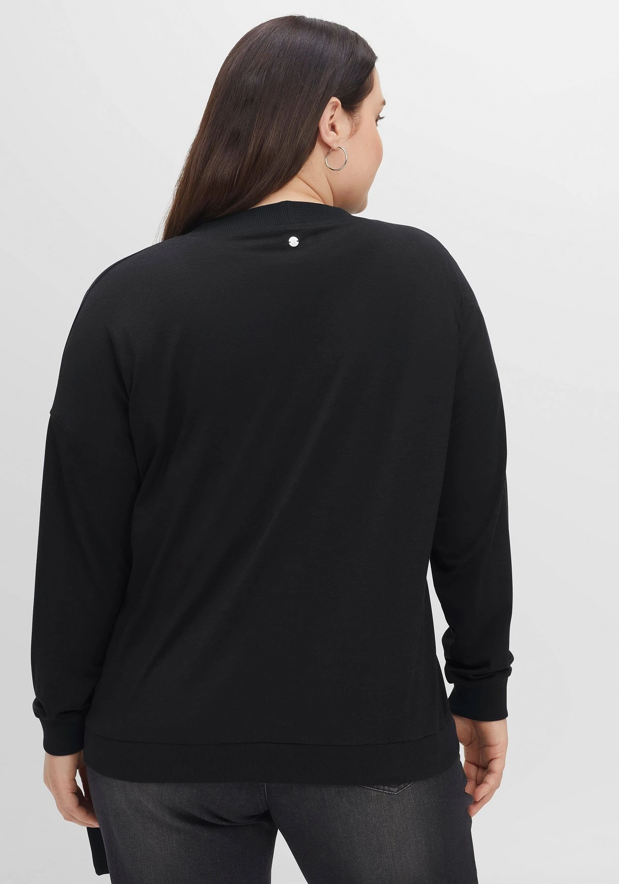 Sheego Langarmshirt In Wickeloptik, Mit Tiefem V-Ausschnitt 5 Sheego Langarmshirt In Wickeloptik, Mit Tiefem V-Ausschnitt – Bild 3