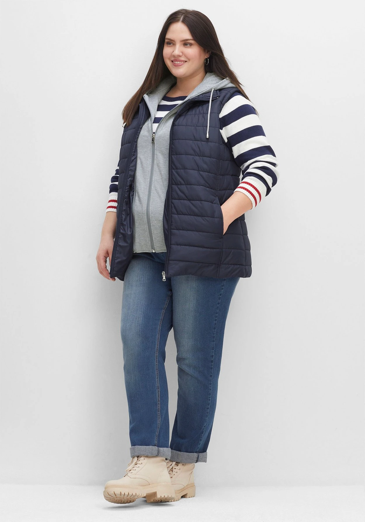 Sheego Steppweste In 2-in-1-Optik, Mit Einsatz Aus Sweat 6 Sheego Steppweste In 2-in-1-Optik, Mit Einsatz Aus Sweat – Bild 4