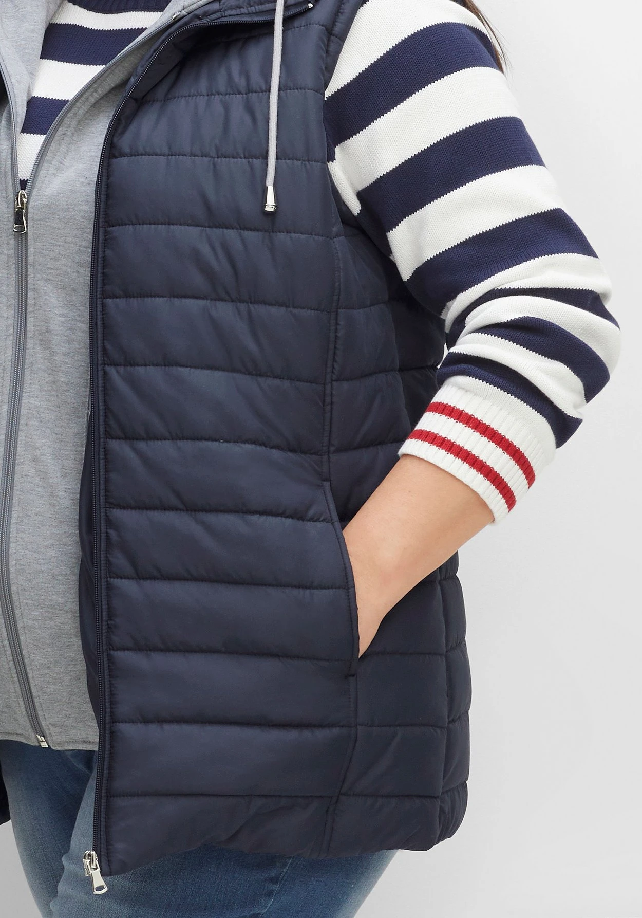 Sheego Steppweste In 2-in-1-Optik, Mit Einsatz Aus Sweat 7 Sheego Steppweste In 2-in-1-Optik, Mit Einsatz Aus Sweat – Bild 5